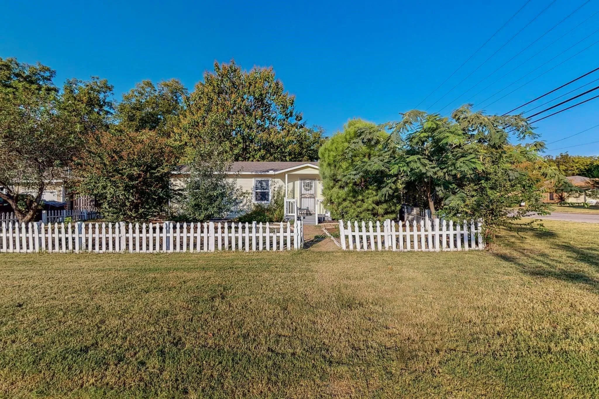 Single Family Residence For Rent in Tarrant County , 700 Broadway Avenue, Euless, Texas 76040, 3 Bedroom, 2 Bathroom, Garage spaces, 988 Sqft, built in 1955, mls#21345979, Real Estate Agent in Euless, Homes For Rent in Tarrant county, Homes For Rent in Euless, Realtor in Euless Texas, Real Estate Brokerage Independent Realty Texas, Luminita Cordes Realtor