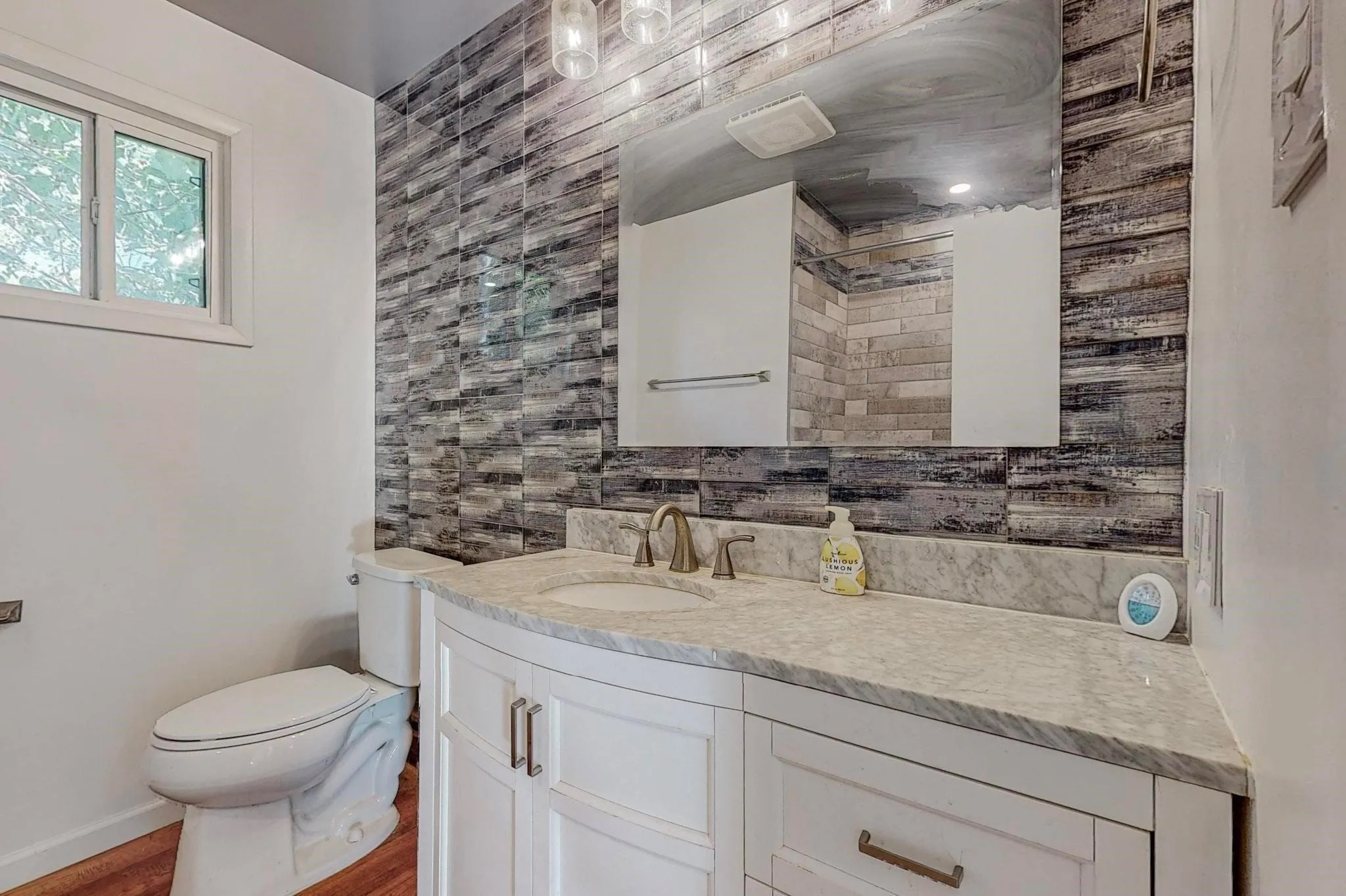 Single Family Residence For Rent in Tarrant County , 700 Broadway Avenue, Euless, Texas 76040, 3 Bedroom, 2 Bathroom, Garage spaces, 988 Sqft, built in 1955, mls#21345979, Real Estate Agent in Euless, Homes For Rent in Tarrant county, Homes For Rent in Euless, Realtor in Euless Texas, Real Estate Brokerage Independent Realty Texas, Luminita Cordes Realtor