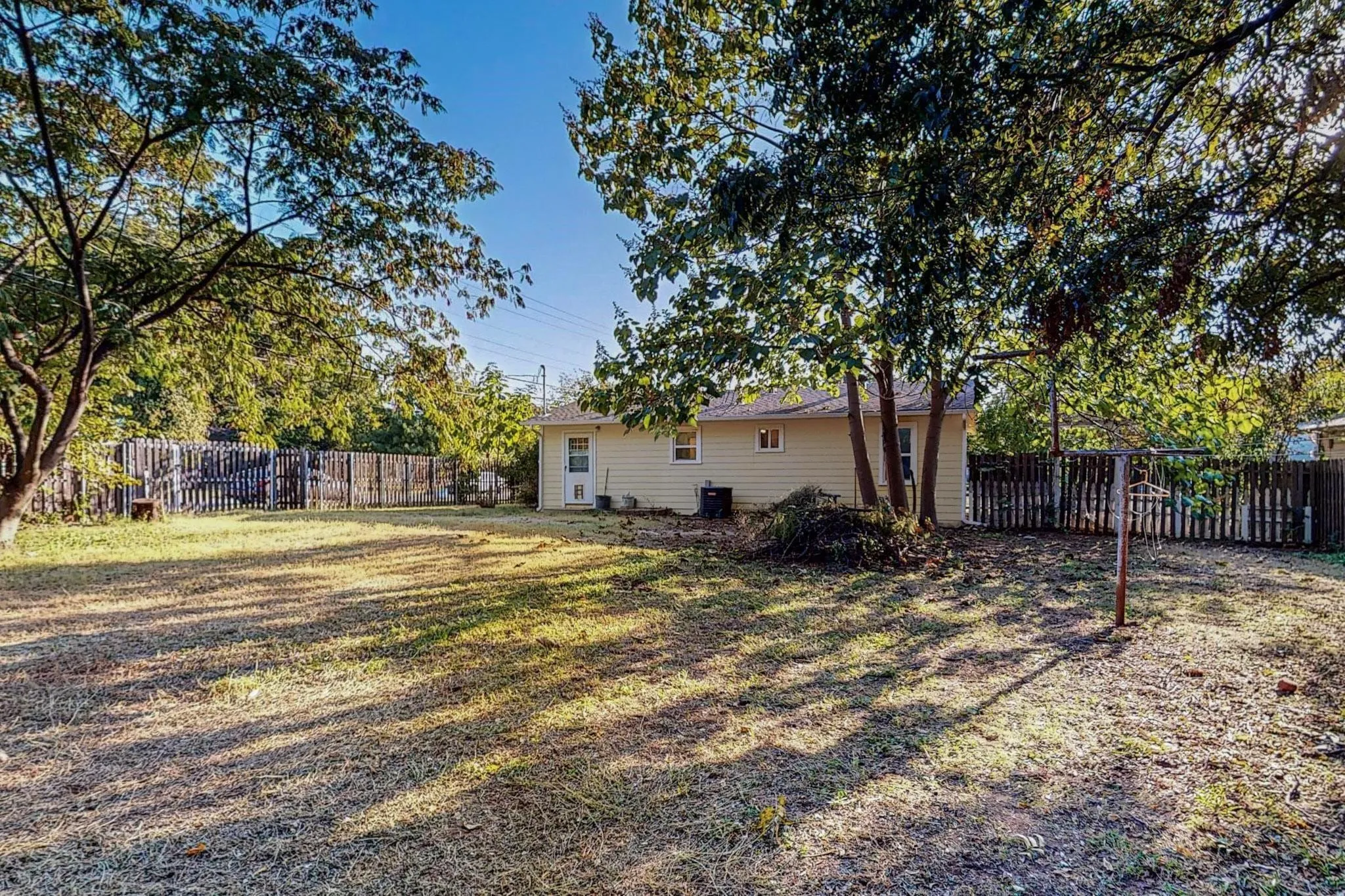 Single Family Residence For Rent in Tarrant County , 700 Broadway Avenue, Euless, Texas 76040, 3 Bedroom, 2 Bathroom, Garage spaces, 988 Sqft, built in 1955, mls#21345979, Real Estate Agent in Euless, Homes For Rent in Tarrant county, Homes For Rent in Euless, Realtor in Euless Texas, Real Estate Brokerage Independent Realty Texas, Luminita Cordes Realtor