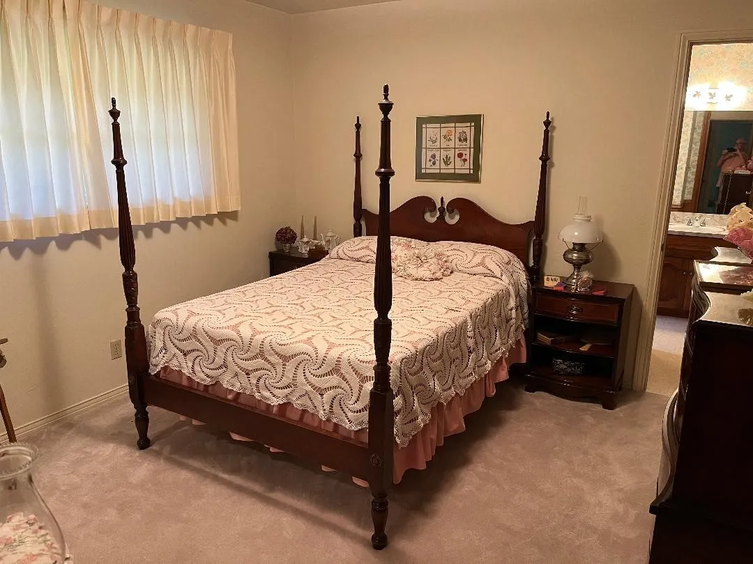Plush carpeting throughout the room