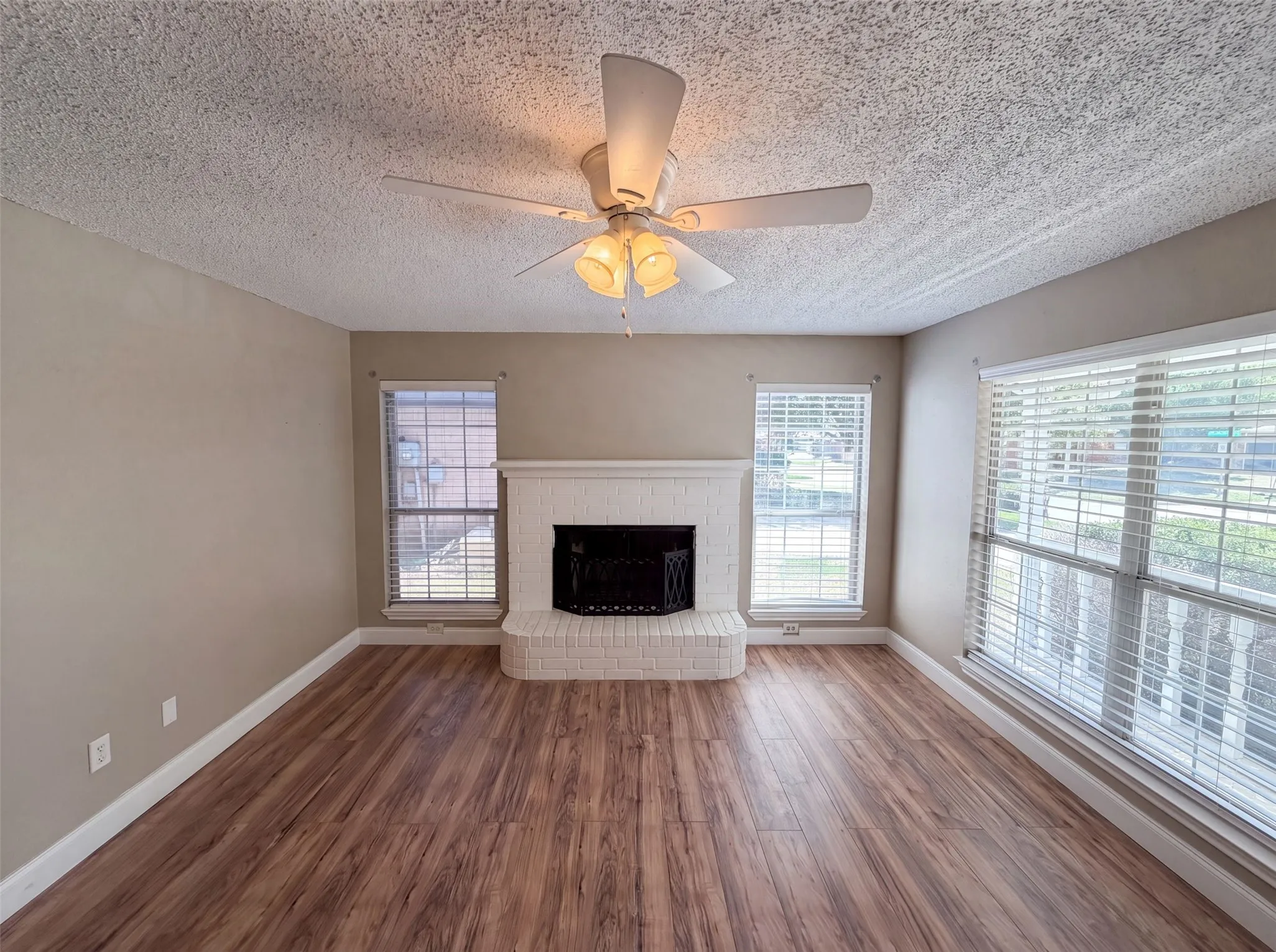 Single Family Residence For Sale in Tarrant County , 6604 N Chesterfield Drive, Fort Worth, Texas 76179, 3 Bedroom, 2 Bathroom, 2 Garage spaces, 1,356 Sqft, built in 1995, mls#21346145, Real Estate Agent in Fort Worth, Homes For Sale in Tarrant county, Homes For Sale in Fort Worth, Realtor in Fort Worth Texas, Real Estate Brokerage Independent Realty Texas, Luminita Cordes Realtor