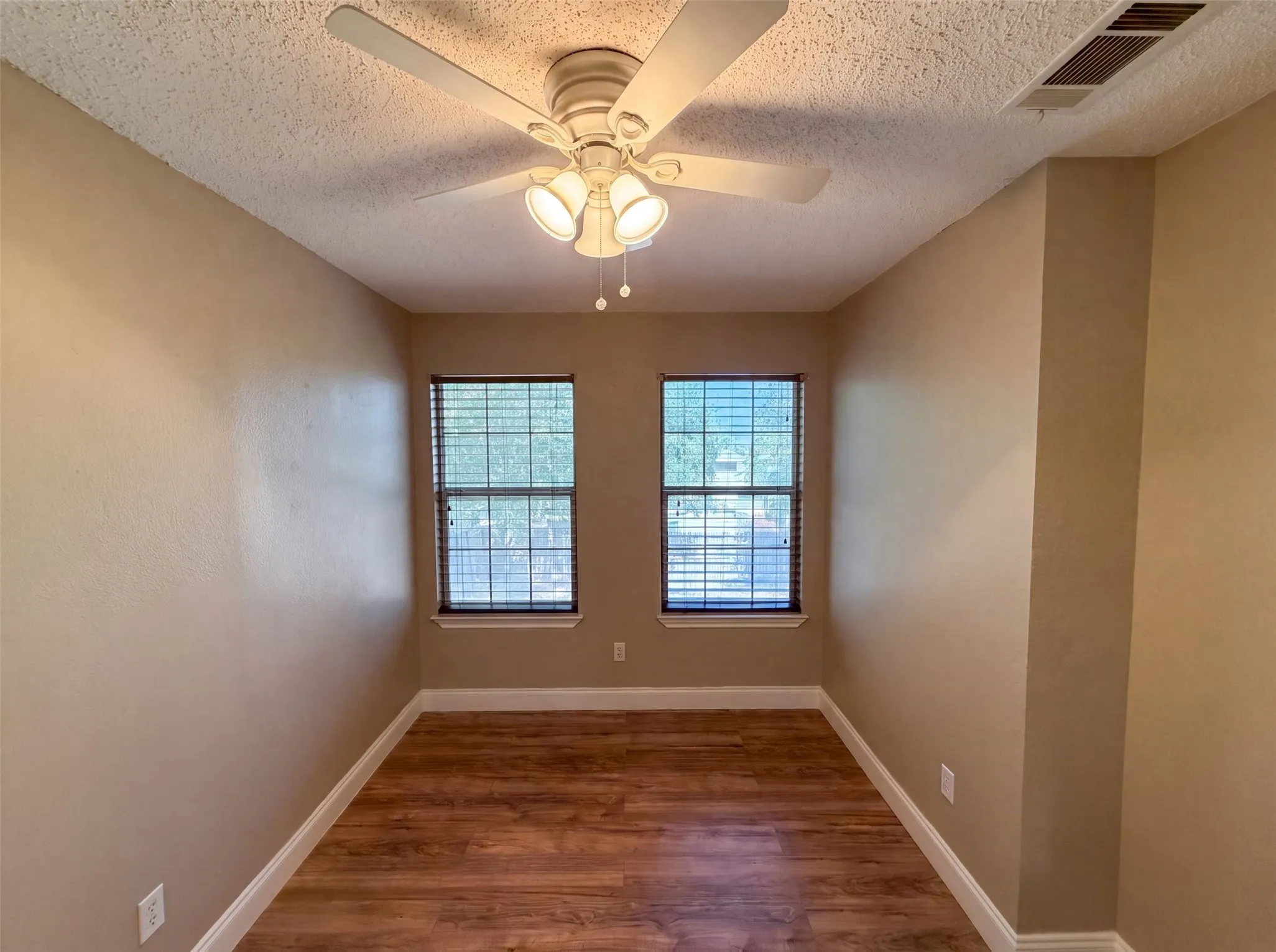 Single Family Residence For Sale in Tarrant County , 6604 N Chesterfield Drive, Fort Worth, Texas 76179, 3 Bedroom, 2 Bathroom, 2 Garage spaces, 1,356 Sqft, built in 1995, mls#21346145, Real Estate Agent in Fort Worth, Homes For Sale in Tarrant county, Homes For Sale in Fort Worth, Realtor in Fort Worth Texas, Real Estate Brokerage Independent Realty Texas, Luminita Cordes Realtor
