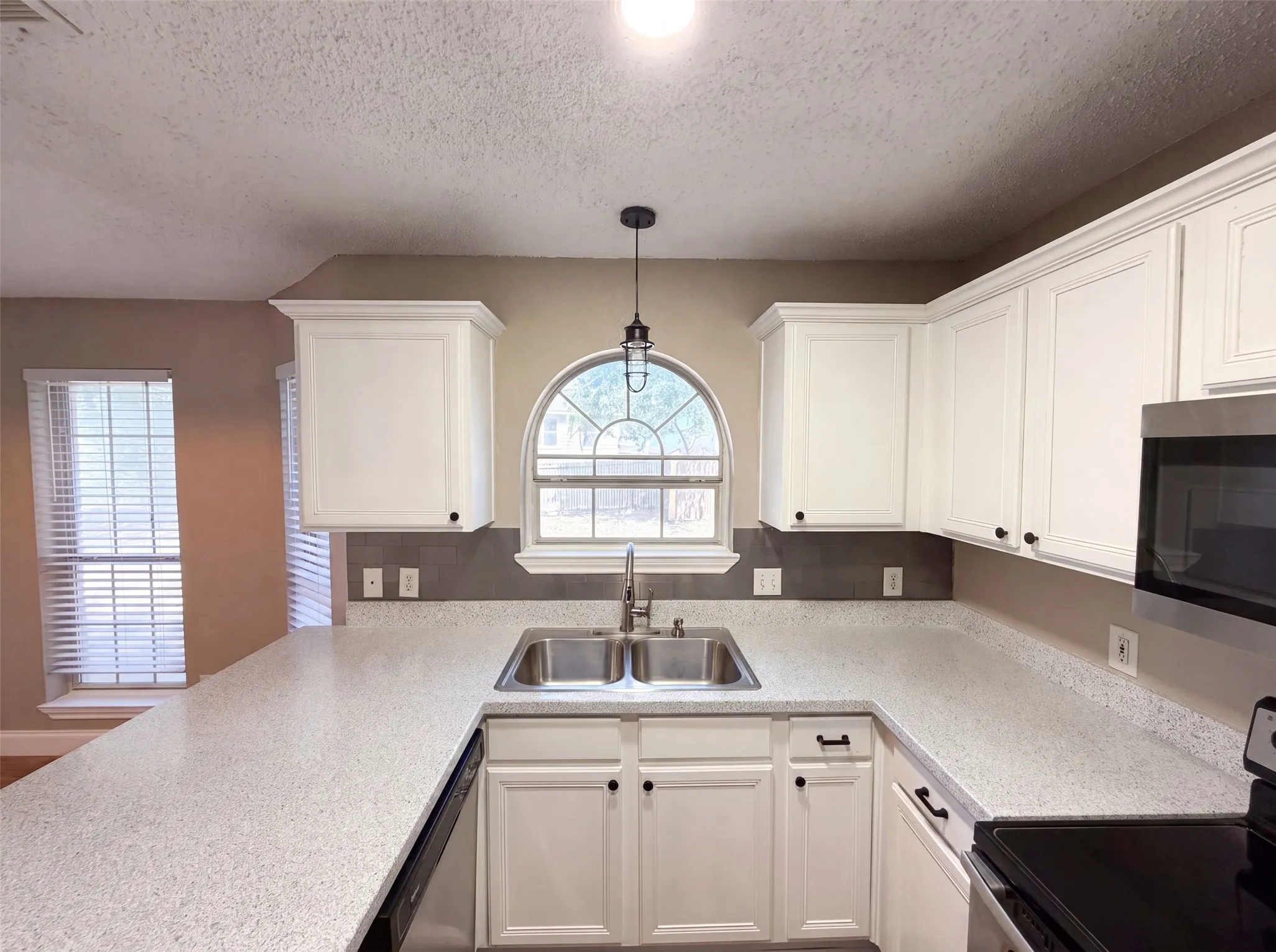 Single Family Residence For Sale in Tarrant County , 6604 N Chesterfield Drive, Fort Worth, Texas 76179, 3 Bedroom, 2 Bathroom, 2 Garage spaces, 1,356 Sqft, built in 1995, mls#21346145, Real Estate Agent in Fort Worth, Homes For Sale in Tarrant county, Homes For Sale in Fort Worth, Realtor in Fort Worth Texas, Real Estate Brokerage Independent Realty Texas, Luminita Cordes Realtor