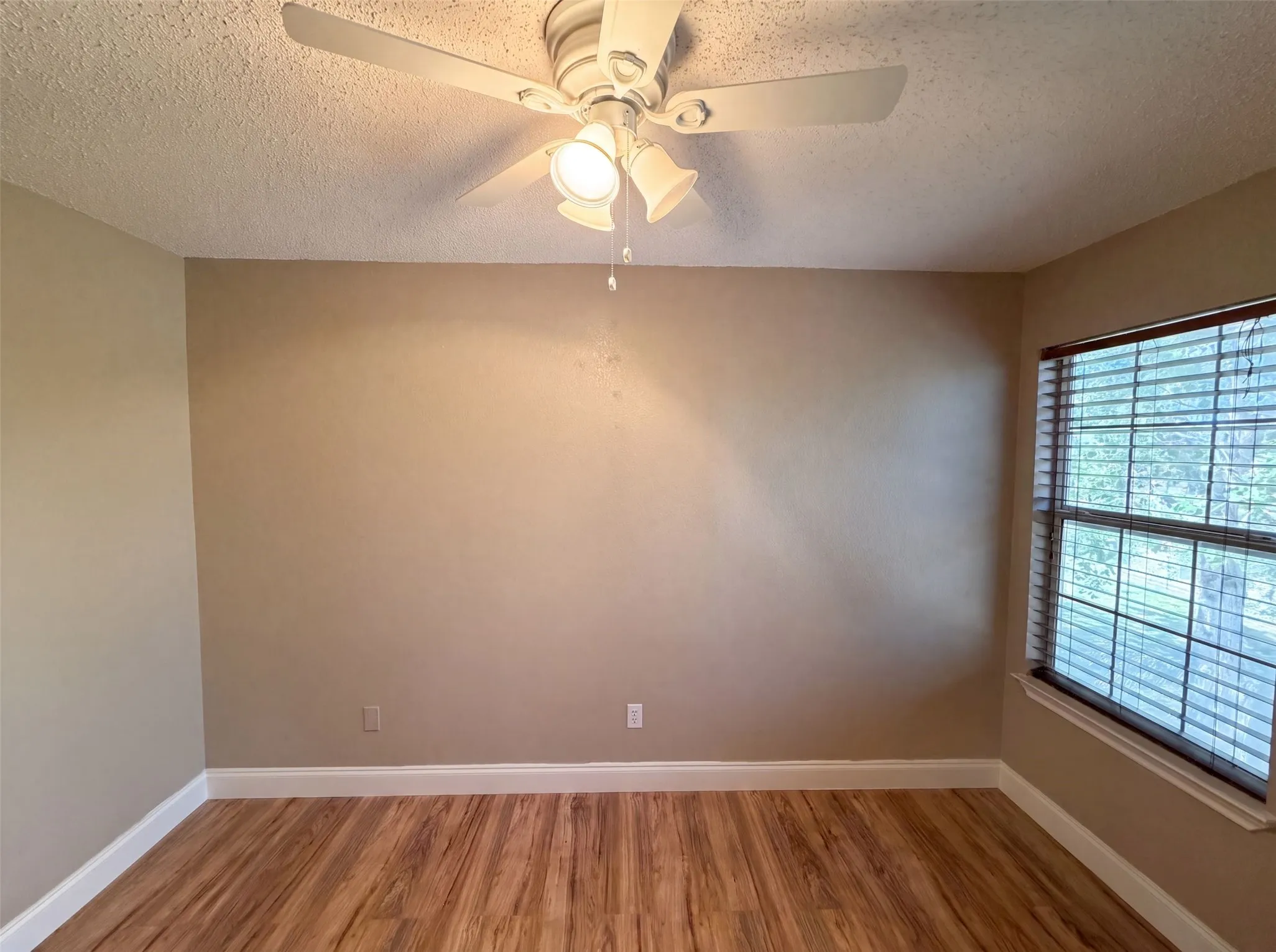 Single Family Residence For Sale in Tarrant County , 6604 N Chesterfield Drive, Fort Worth, Texas 76179, 3 Bedroom, 2 Bathroom, 2 Garage spaces, 1,356 Sqft, built in 1995, mls#21346145, Real Estate Agent in Fort Worth, Homes For Sale in Tarrant county, Homes For Sale in Fort Worth, Realtor in Fort Worth Texas, Real Estate Brokerage Independent Realty Texas, Luminita Cordes Realtor
