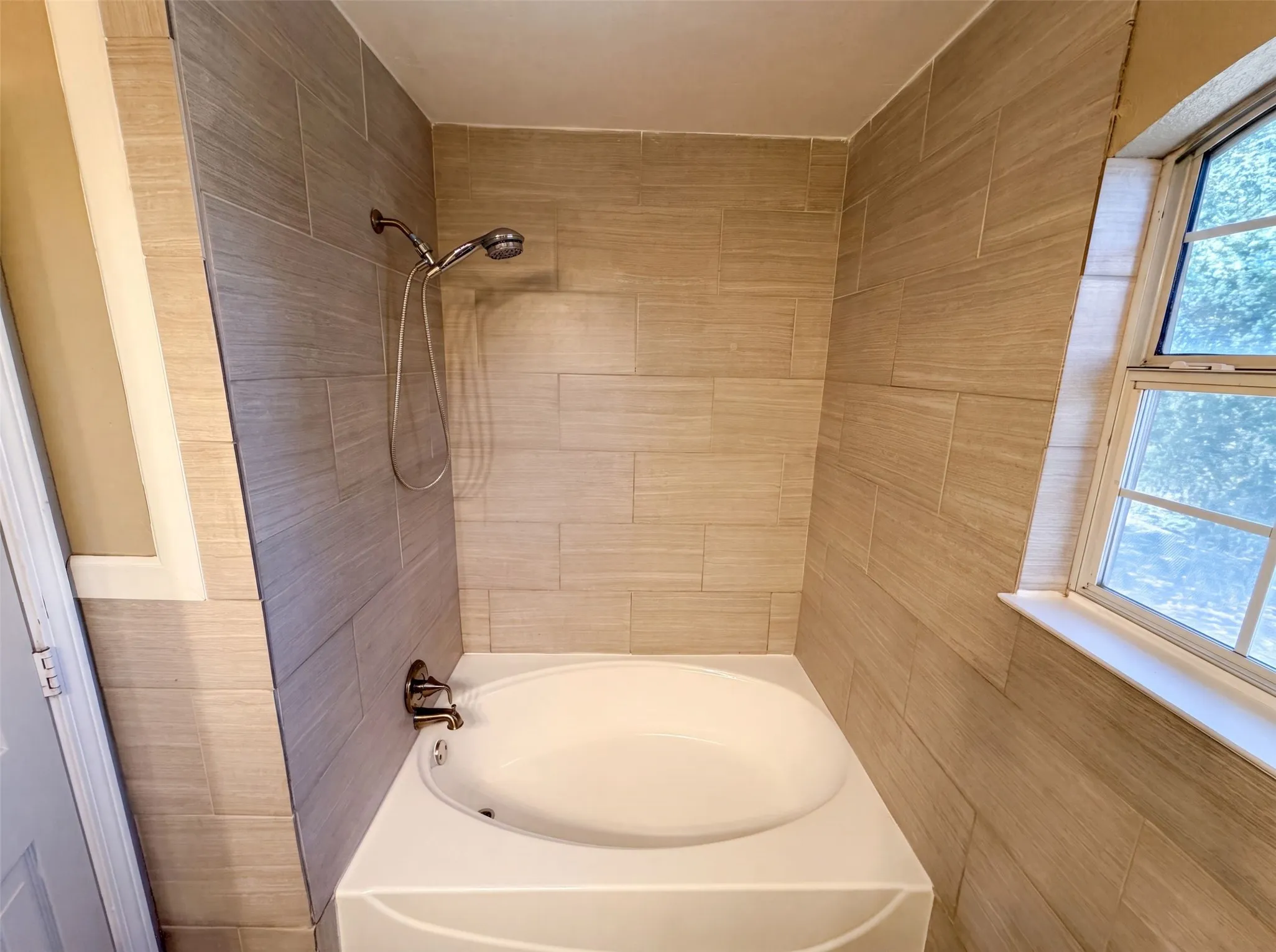 Single Family Residence For Sale in Tarrant County , 6604 N Chesterfield Drive, Fort Worth, Texas 76179, 3 Bedroom, 2 Bathroom, 2 Garage spaces, 1,356 Sqft, built in 1995, mls#21346145, Real Estate Agent in Fort Worth, Homes For Sale in Tarrant county, Homes For Sale in Fort Worth, Realtor in Fort Worth Texas, Real Estate Brokerage Independent Realty Texas, Luminita Cordes Realtor