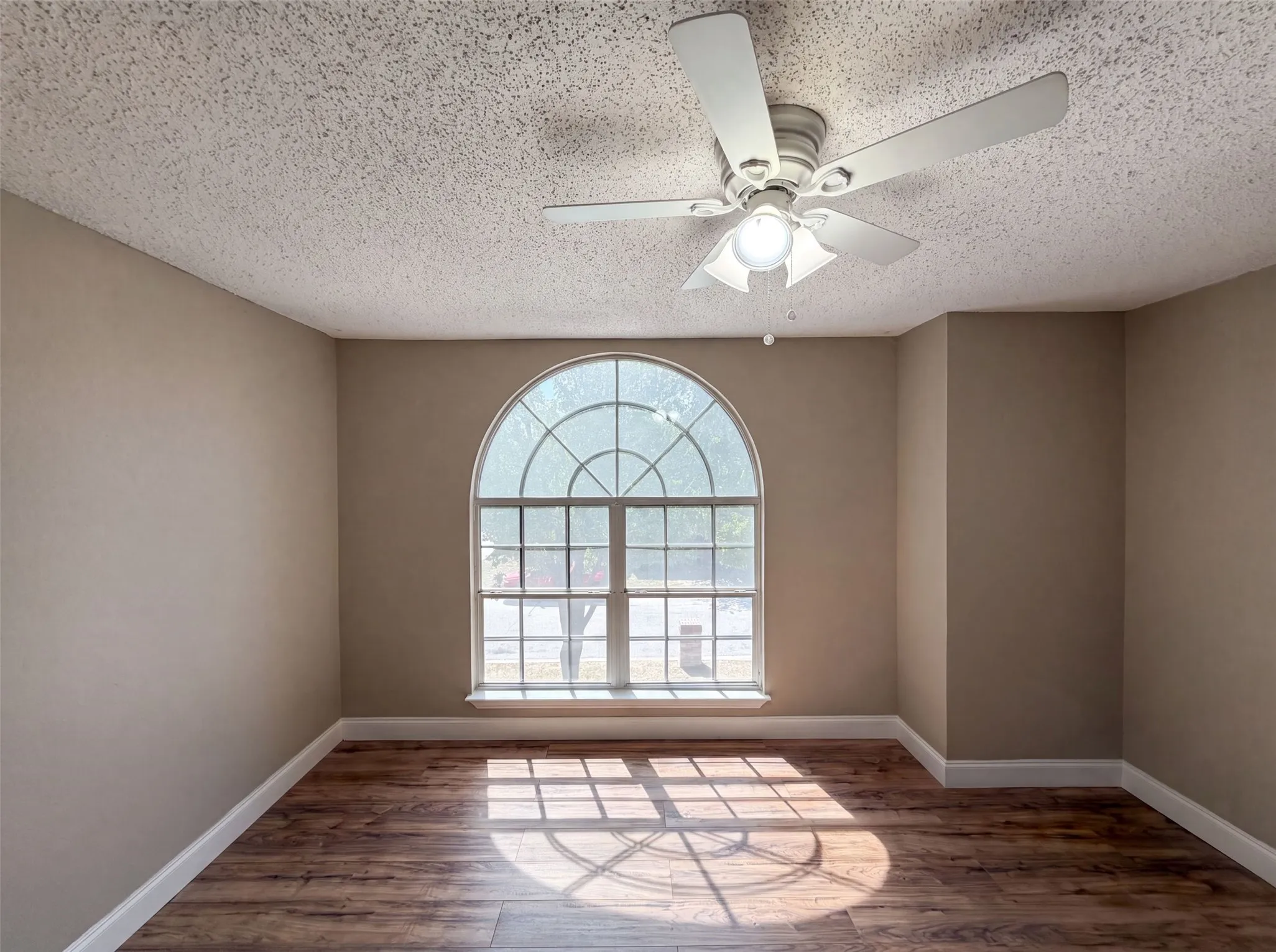 Single Family Residence For Sale in Tarrant County , 6604 N Chesterfield Drive, Fort Worth, Texas 76179, 3 Bedroom, 2 Bathroom, 2 Garage spaces, 1,356 Sqft, built in 1995, mls#21346145, Real Estate Agent in Fort Worth, Homes For Sale in Tarrant county, Homes For Sale in Fort Worth, Realtor in Fort Worth Texas, Real Estate Brokerage Independent Realty Texas, Luminita Cordes Realtor