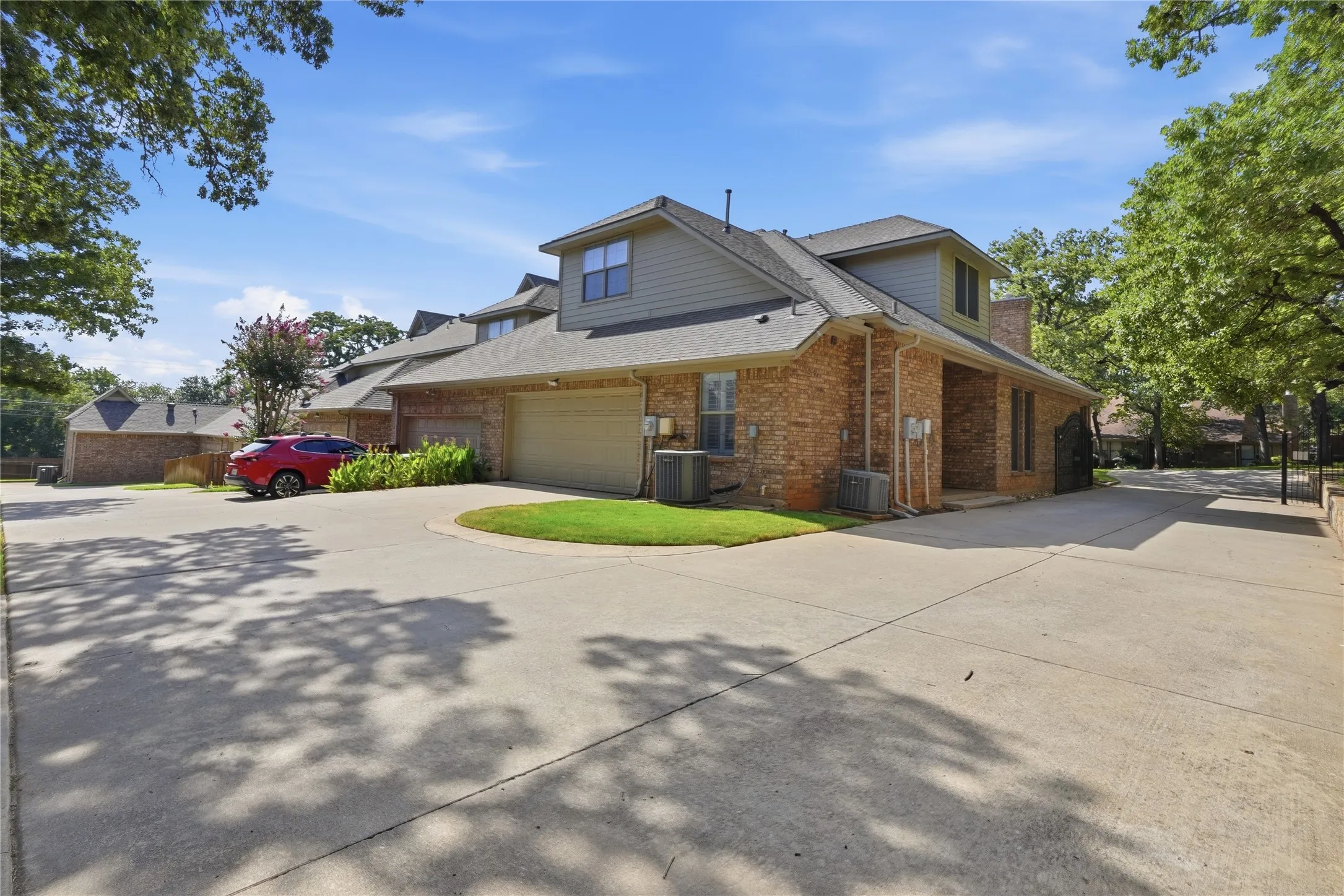 Townhouse For Rent in Tarrant County , 1408 Hampton Road, Grapevine, Texas 76051, 3 Bedroom, 3 Bathroom, 2 Garage spaces, 1,934 Sqft, built in 2006, mls#21346124, Real Estate Agent in Grapevine, Homes For Rent in Tarrant county, Homes For Rent in Grapevine, Realtor in Grapevine Texas, Real Estate Brokerage Independent Realty Texas, Luminita Cordes Realtor