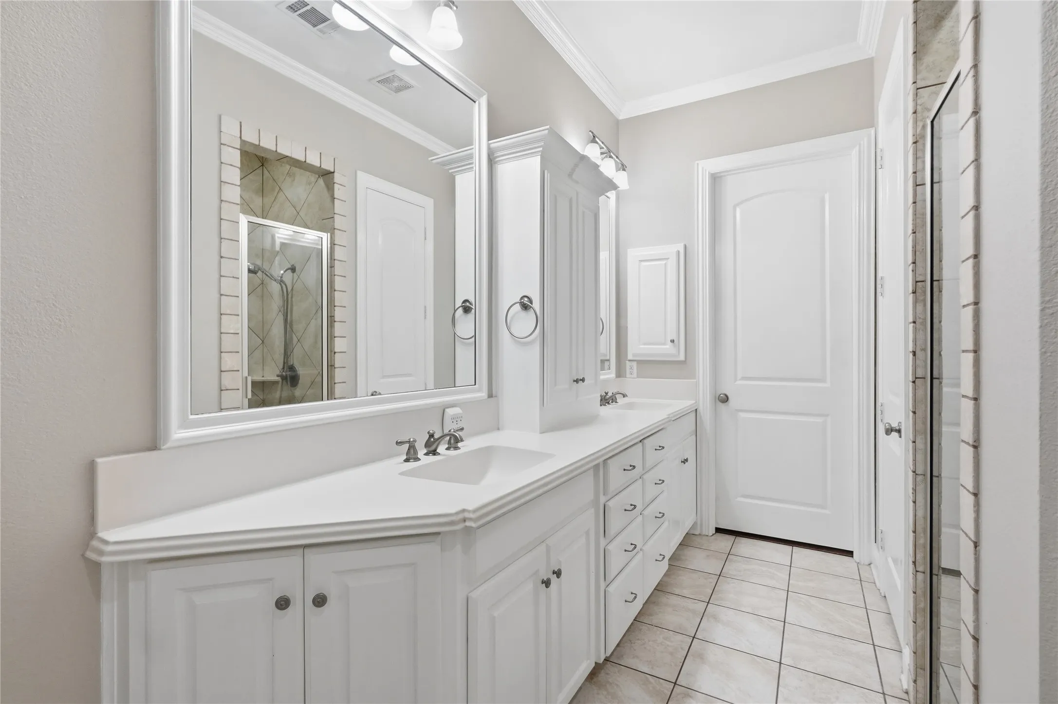 Townhouse For Rent in Tarrant County , 1408 Hampton Road, Grapevine, Texas 76051, 3 Bedroom, 3 Bathroom, 2 Garage spaces, 1,934 Sqft, built in 2006, mls#21346124, Real Estate Agent in Grapevine, Homes For Rent in Tarrant county, Homes For Rent in Grapevine, Realtor in Grapevine Texas, Real Estate Brokerage Independent Realty Texas, Luminita Cordes Realtor