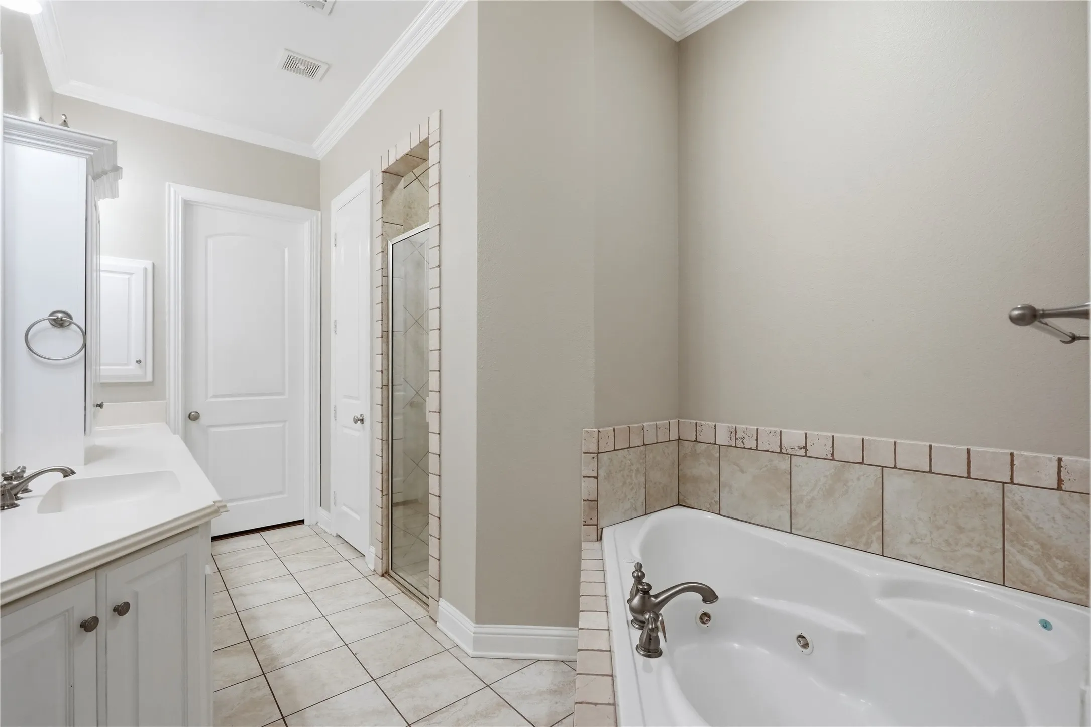 Townhouse For Rent in Tarrant County , 1408 Hampton Road, Grapevine, Texas 76051, 3 Bedroom, 3 Bathroom, 2 Garage spaces, 1,934 Sqft, built in 2006, mls#21346124, Real Estate Agent in Grapevine, Homes For Rent in Tarrant county, Homes For Rent in Grapevine, Realtor in Grapevine Texas, Real Estate Brokerage Independent Realty Texas, Luminita Cordes Realtor