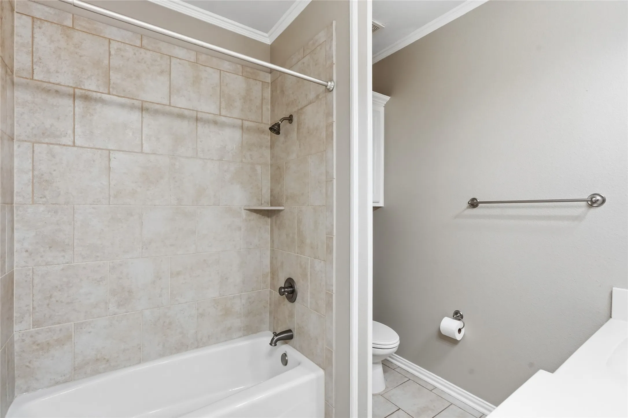 Townhouse For Rent in Tarrant County , 1408 Hampton Road, Grapevine, Texas 76051, 3 Bedroom, 3 Bathroom, 2 Garage spaces, 1,934 Sqft, built in 2006, mls#21346124, Real Estate Agent in Grapevine, Homes For Rent in Tarrant county, Homes For Rent in Grapevine, Realtor in Grapevine Texas, Real Estate Brokerage Independent Realty Texas, Luminita Cordes Realtor