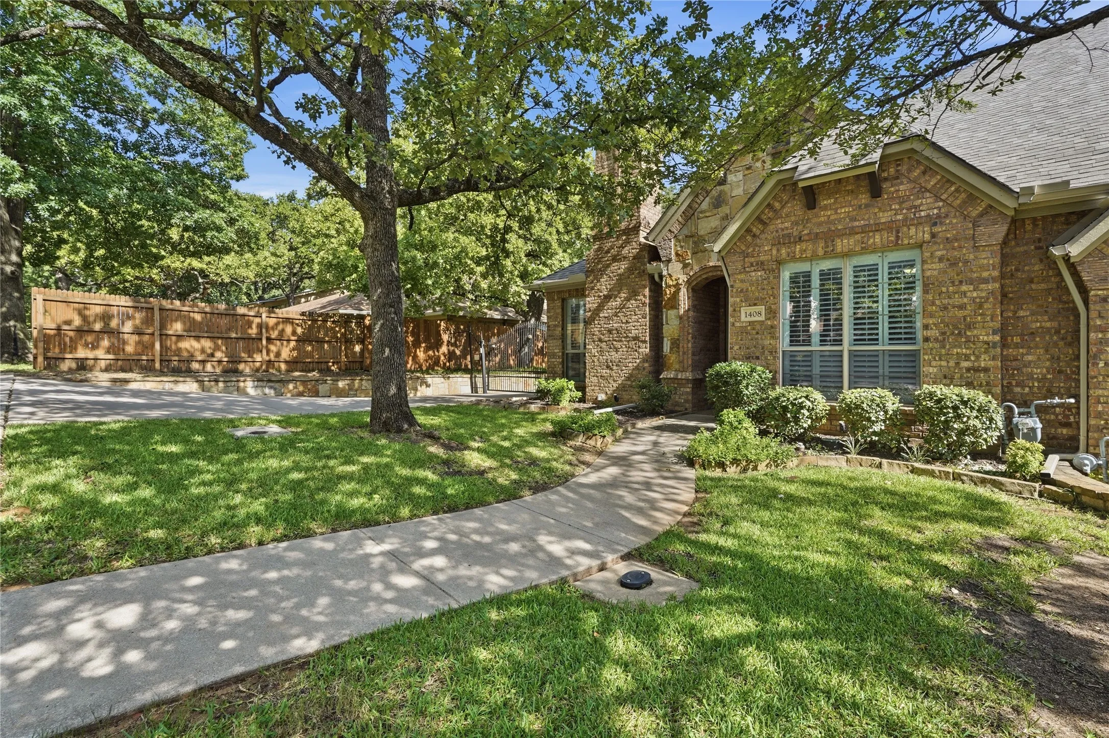 Townhouse For Rent in Tarrant County , 1408 Hampton Road, Grapevine, Texas 76051, 3 Bedroom, 3 Bathroom, 2 Garage spaces, 1,934 Sqft, built in 2006, mls#21346124, Real Estate Agent in Grapevine, Homes For Rent in Tarrant county, Homes For Rent in Grapevine, Realtor in Grapevine Texas, Real Estate Brokerage Independent Realty Texas, Luminita Cordes Realtor