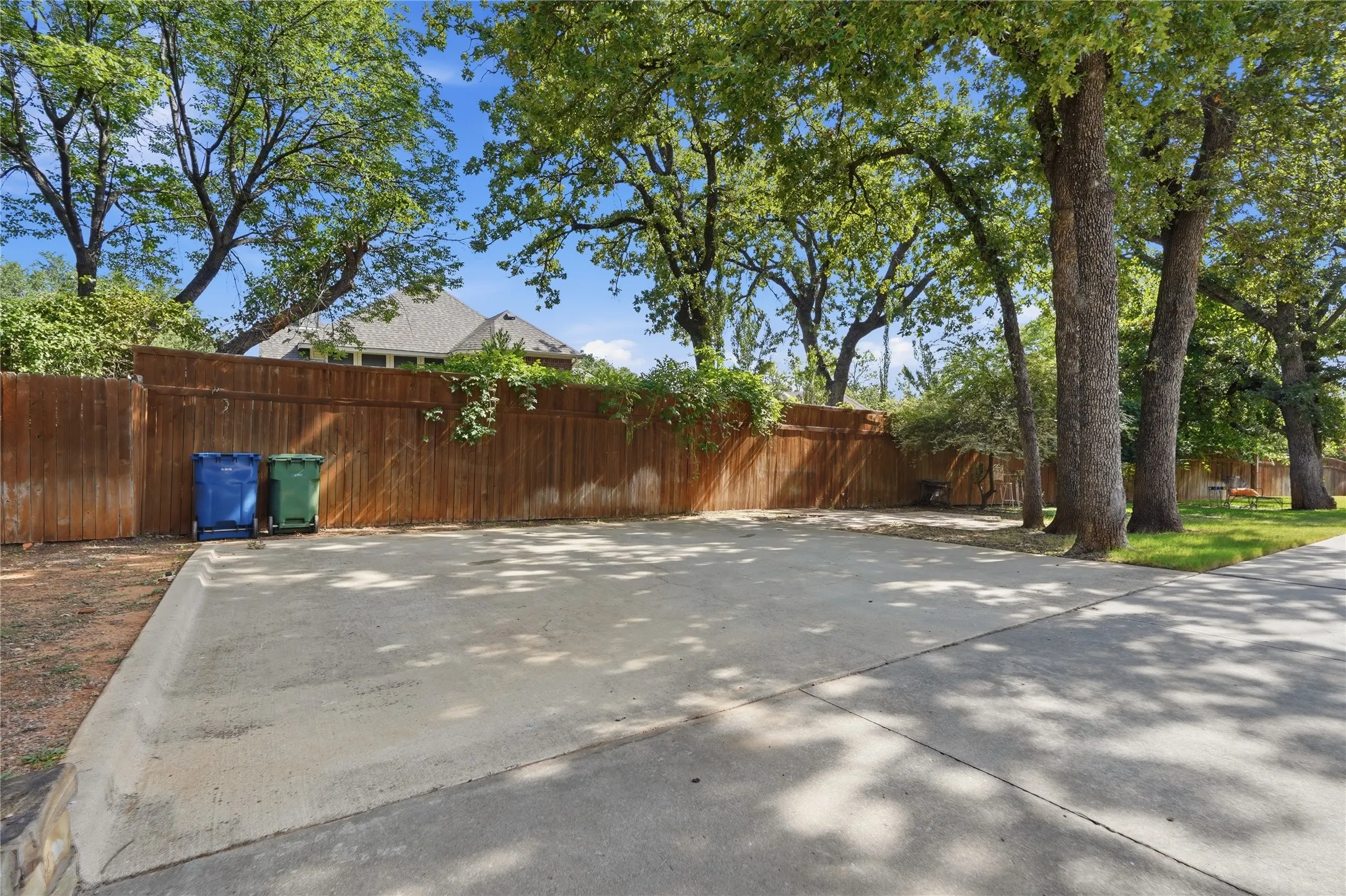 Townhouse For Rent in Tarrant County , 1408 Hampton Road, Grapevine, Texas 76051, 3 Bedroom, 3 Bathroom, 2 Garage spaces, 1,934 Sqft, built in 2006, mls#21346124, Real Estate Agent in Grapevine, Homes For Rent in Tarrant county, Homes For Rent in Grapevine, Realtor in Grapevine Texas, Real Estate Brokerage Independent Realty Texas, Luminita Cordes Realtor