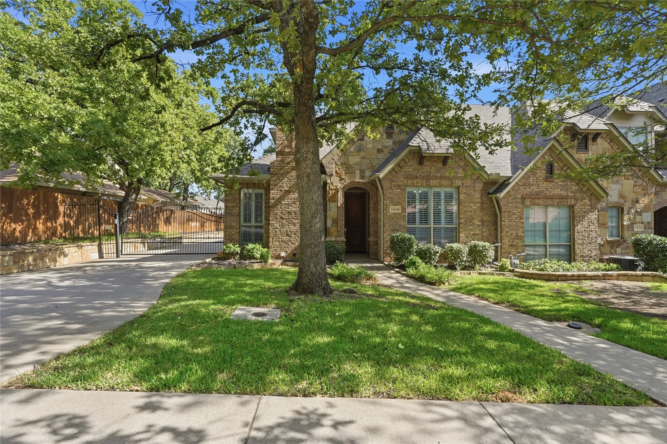Townhouse For Rent in Tarrant County , 1408 Hampton Road, Grapevine, Texas 76051, 3 Bedroom, 3 Bathroom, 2 Garage spaces, 1,934 Sqft, built in 2006, mls#21346124, Real Estate Agent in Grapevine, Homes For Rent in Tarrant county, Homes For Rent in Grapevine, Realtor in Grapevine Texas, Real Estate Brokerage Independent Realty Texas, Luminita Cordes Realtor