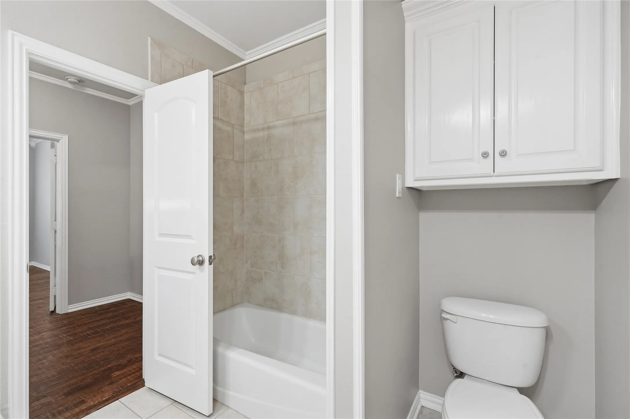 Townhouse For Rent in Tarrant County , 1408 Hampton Road, Grapevine, Texas 76051, 3 Bedroom, 3 Bathroom, 2 Garage spaces, 1,934 Sqft, built in 2006, mls#21346124, Real Estate Agent in Grapevine, Homes For Rent in Tarrant county, Homes For Rent in Grapevine, Realtor in Grapevine Texas, Real Estate Brokerage Independent Realty Texas, Luminita Cordes Realtor