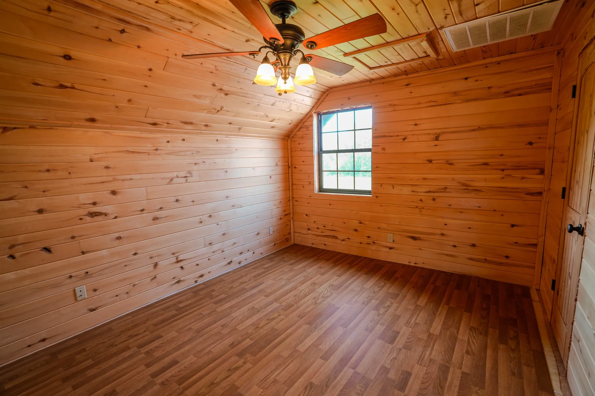 Single Family Residence For Sale in Wood County , 457 County Road 3270, Mineola, Texas 75773, 3 Bedroom, 2 Bathroom, Garage spaces, 2,200 Sqft, built in 2007, mls#21346148, Real Estate Agent in Mineola, Homes For Sale in Wood county, Homes For Sale in Mineola, Realtor in Mineola Texas, Real Estate Brokerage Independent Realty Texas, Luminita Cordes Realtor