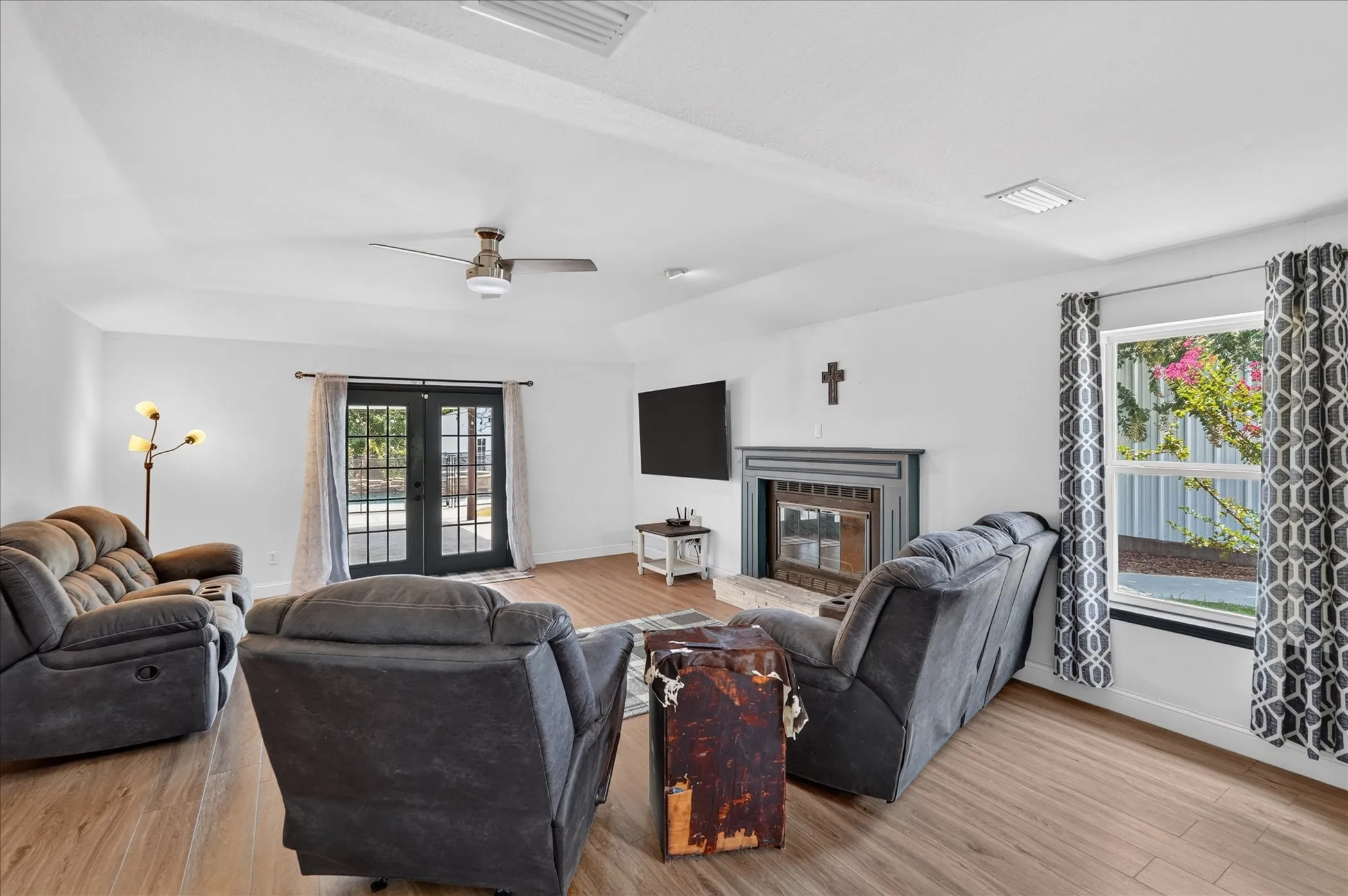 Single Family Residence For Sale in Collin County , 1425 Pioneer Drive, Lowry Crossing, Texas 75069, 2 Bedroom, 1 Bathroom, 2 Garage spaces, 1,400 Sqft, built in 1983, mls#21346172, Real Estate Agent in Lowry Crossing, Homes For Sale in Collin county, Homes For Sale in Lowry Crossing, Realtor in Lowry Crossing Texas, Real Estate Brokerage Independent Realty Texas, Luminita Cordes Realtor