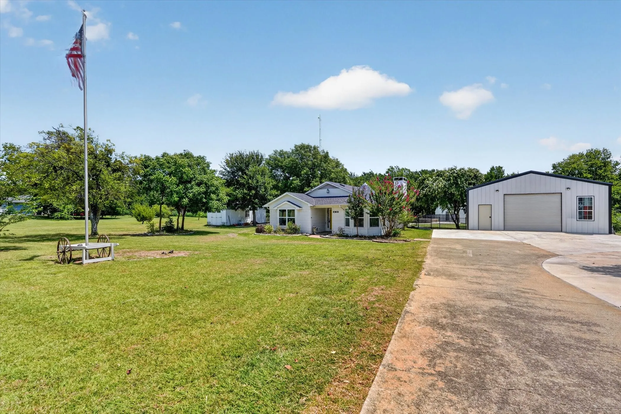 Single Family Residence For Sale in Collin County , 1425 Pioneer Drive, Lowry Crossing, Texas 75069, 2 Bedroom, 1 Bathroom, 2 Garage spaces, 1,400 Sqft, built in 1983, mls#21346172, Real Estate Agent in Lowry Crossing, Homes For Sale in Collin county, Homes For Sale in Lowry Crossing, Realtor in Lowry Crossing Texas, Real Estate Brokerage Independent Realty Texas, Luminita Cordes Realtor