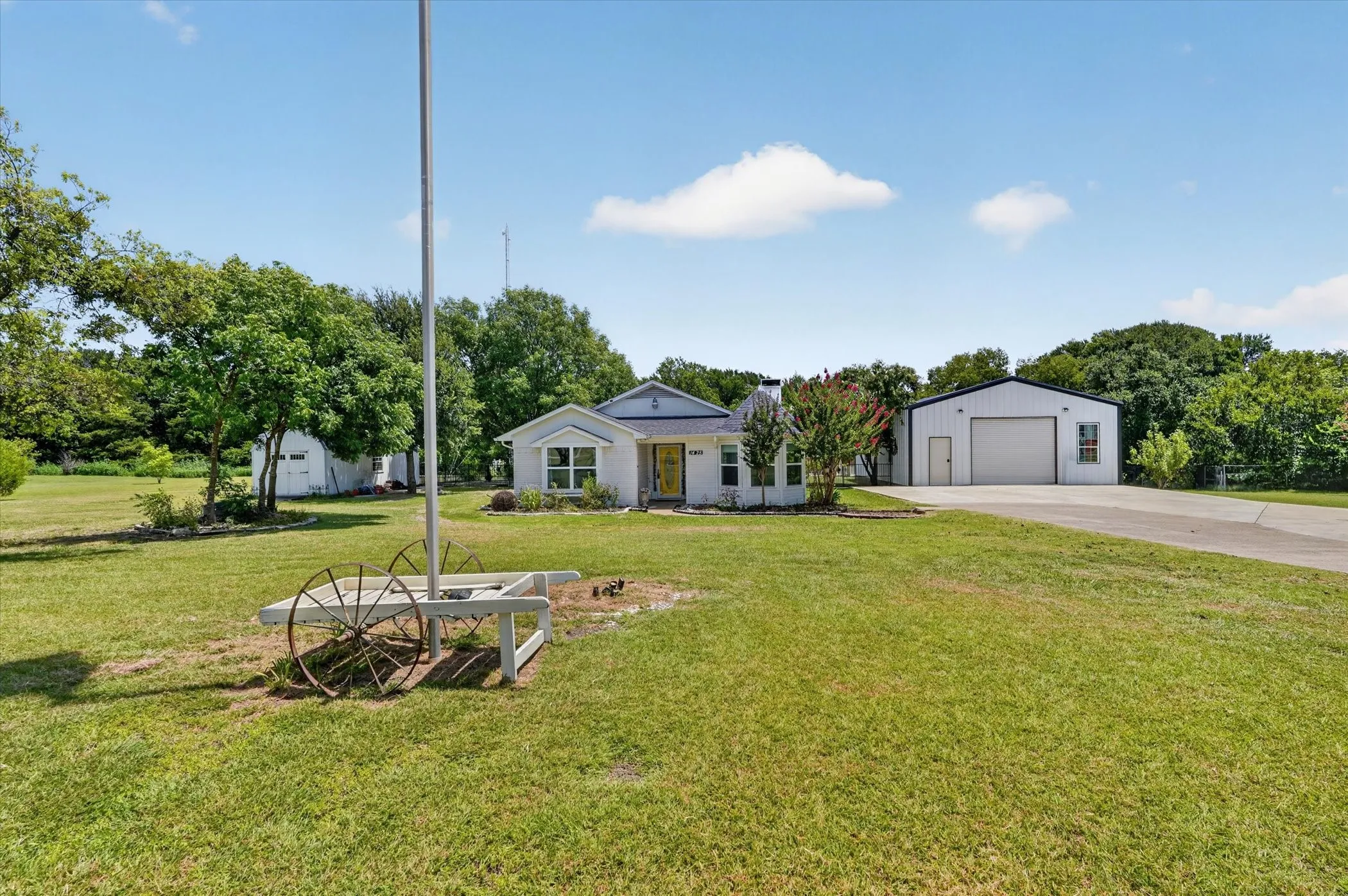 Single Family Residence For Sale in Collin County , 1425 Pioneer Drive, Lowry Crossing, Texas 75069, 2 Bedroom, 1 Bathroom, 2 Garage spaces, 1,400 Sqft, built in 1983, mls#21346172, Real Estate Agent in Lowry Crossing, Homes For Sale in Collin county, Homes For Sale in Lowry Crossing, Realtor in Lowry Crossing Texas, Real Estate Brokerage Independent Realty Texas, Luminita Cordes Realtor