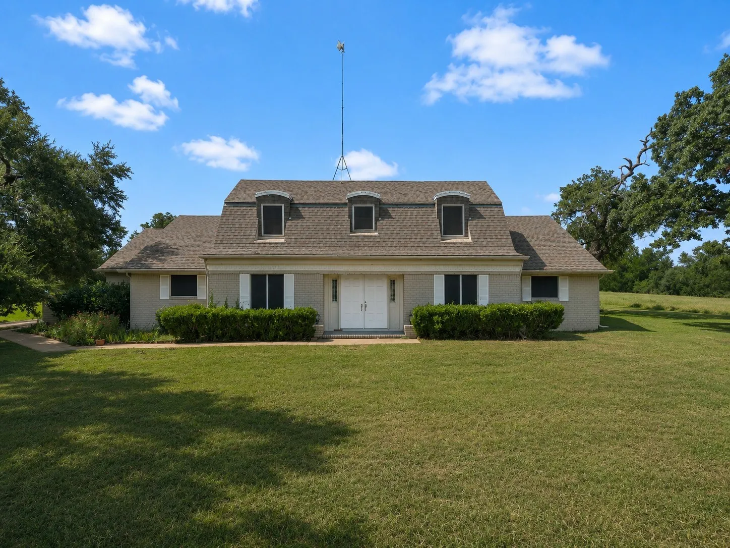 Single Family Residence For Sale in Falls County , 1201 Rock Dam Road, Marlin, Texas 76661, 3 Bedroom, 3 Bathroom, 2 Garage spaces, 2,656 Sqft, built in 1960, mls#21345393, Real Estate Agent in Marlin, Homes For Sale in Falls county, Homes For Sale in Marlin, Realtor in Marlin Texas, Real Estate Brokerage Independent Realty Texas, Luminita Cordes Realtor