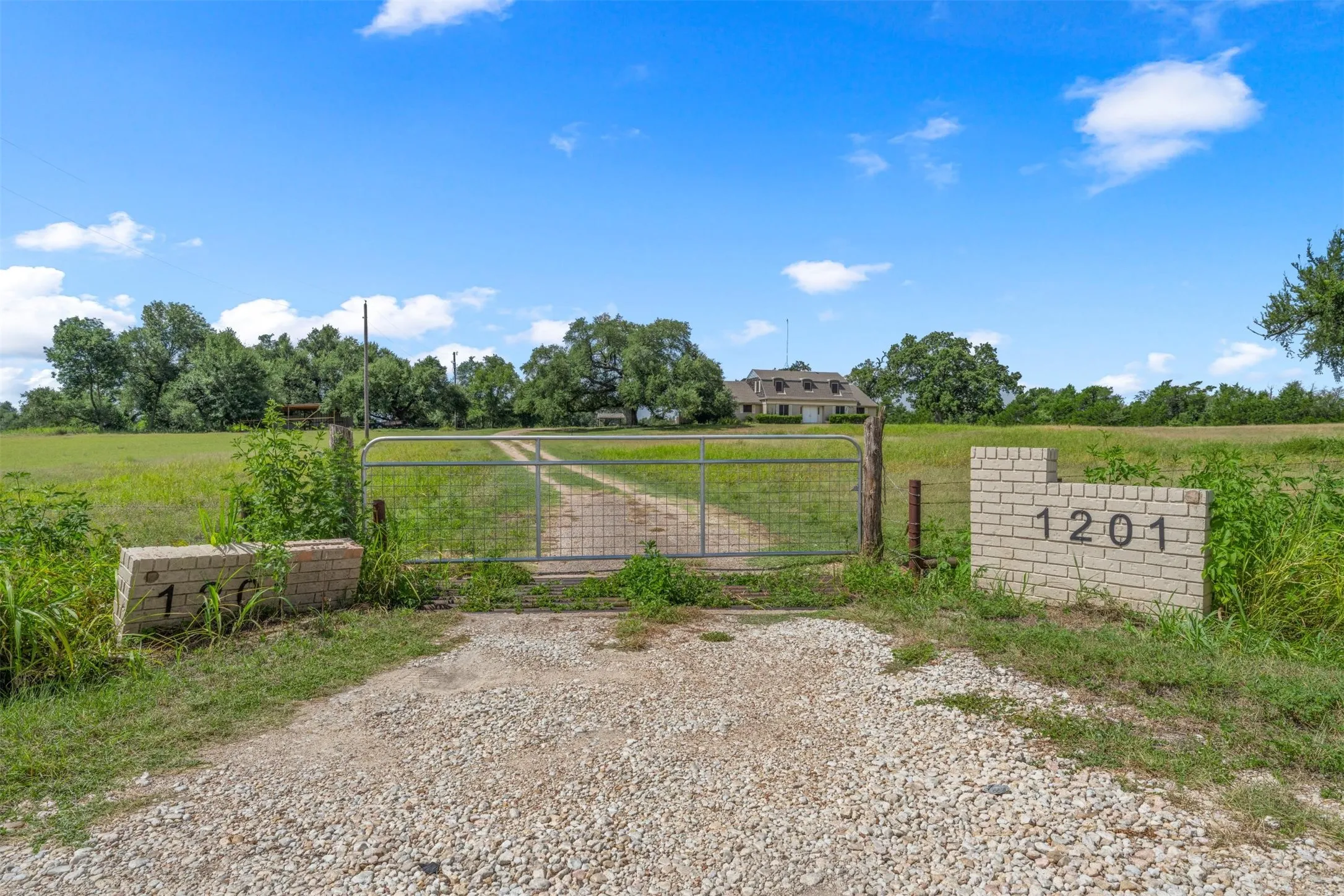 Single Family Residence For Sale in Falls County , 1201 Rock Dam Road, Marlin, Texas 76661, 3 Bedroom, 3 Bathroom, 2 Garage spaces, 2,656 Sqft, built in 1960, mls#21345393, Real Estate Agent in Marlin, Homes For Sale in Falls county, Homes For Sale in Marlin, Realtor in Marlin Texas, Real Estate Brokerage Independent Realty Texas, Luminita Cordes Realtor