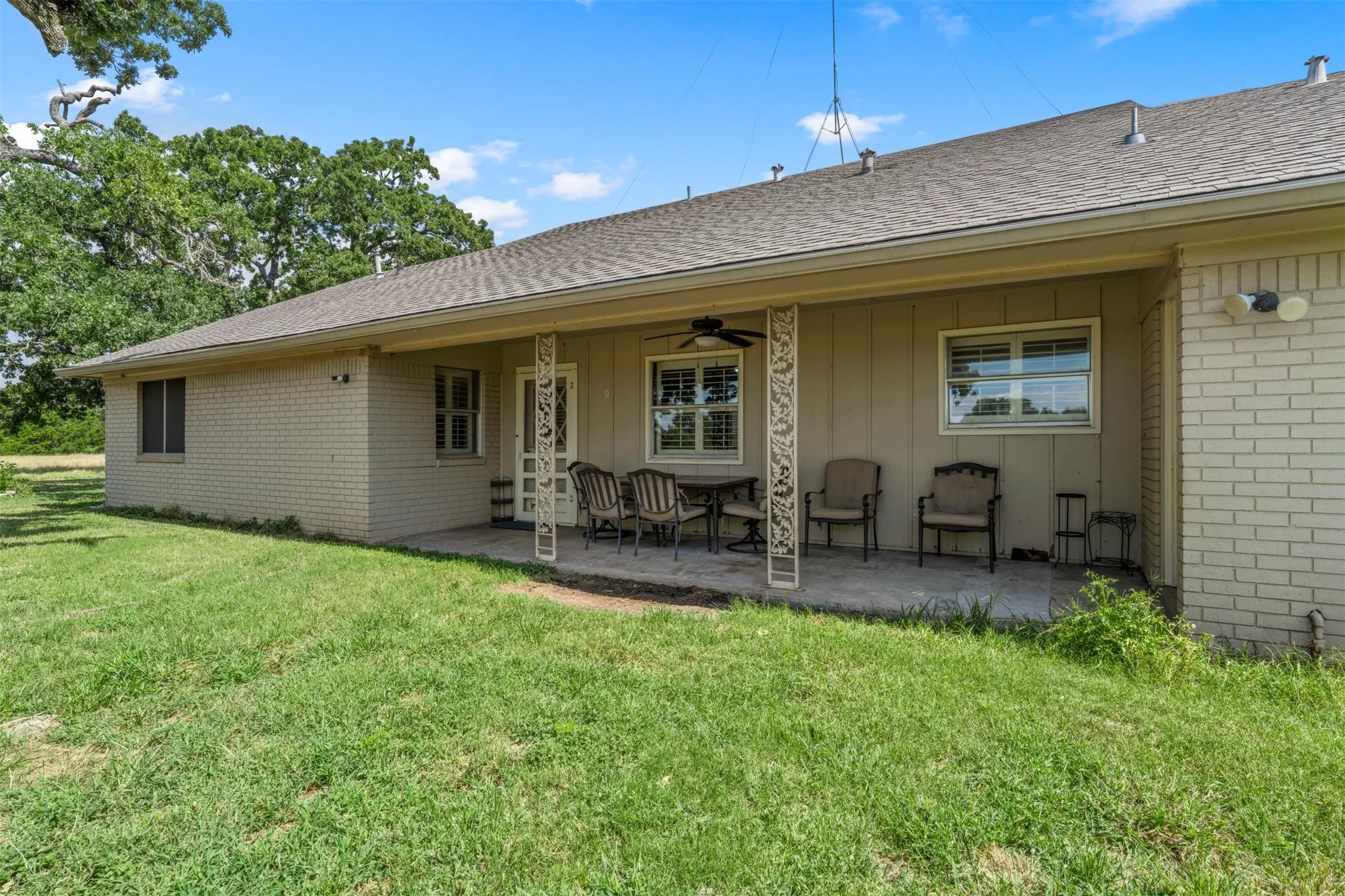 Single Family Residence For Sale in Falls County , 1201 Rock Dam Road, Marlin, Texas 76661, 3 Bedroom, 3 Bathroom, 2 Garage spaces, 2,656 Sqft, built in 1960, mls#21345393, Real Estate Agent in Marlin, Homes For Sale in Falls county, Homes For Sale in Marlin, Realtor in Marlin Texas, Real Estate Brokerage Independent Realty Texas, Luminita Cordes Realtor