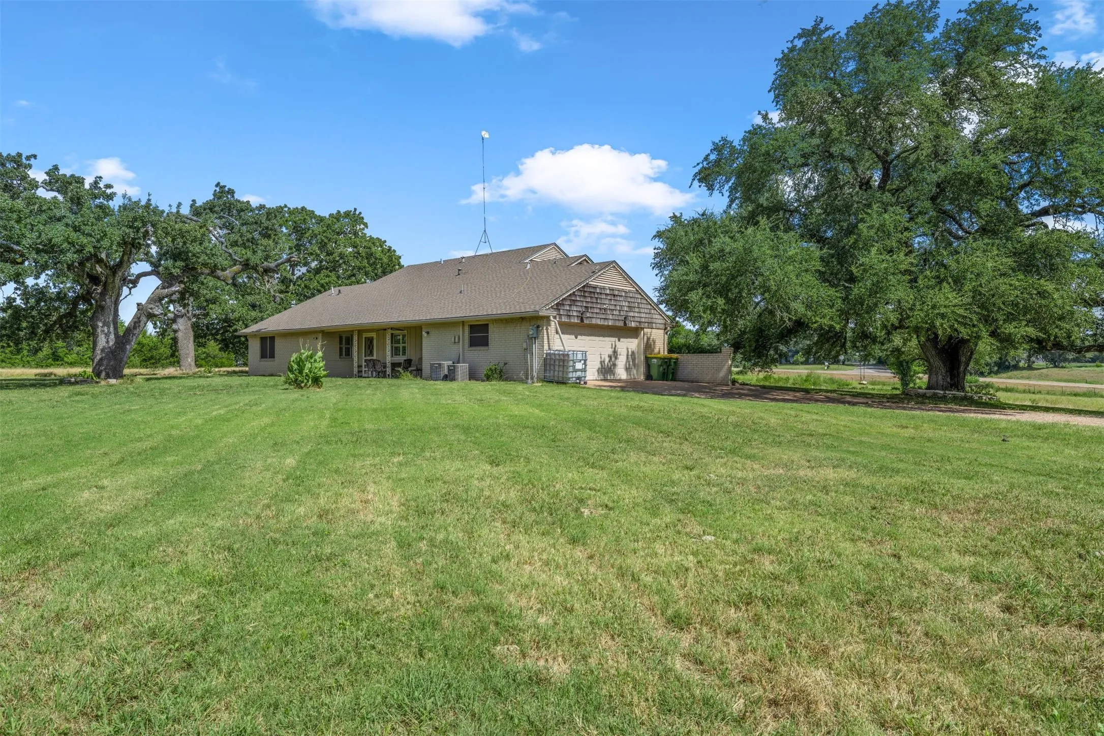 Single Family Residence For Sale in Falls County , 1201 Rock Dam Road, Marlin, Texas 76661, 3 Bedroom, 3 Bathroom, 2 Garage spaces, 2,656 Sqft, built in 1960, mls#21345393, Real Estate Agent in Marlin, Homes For Sale in Falls county, Homes For Sale in Marlin, Realtor in Marlin Texas, Real Estate Brokerage Independent Realty Texas, Luminita Cordes Realtor
