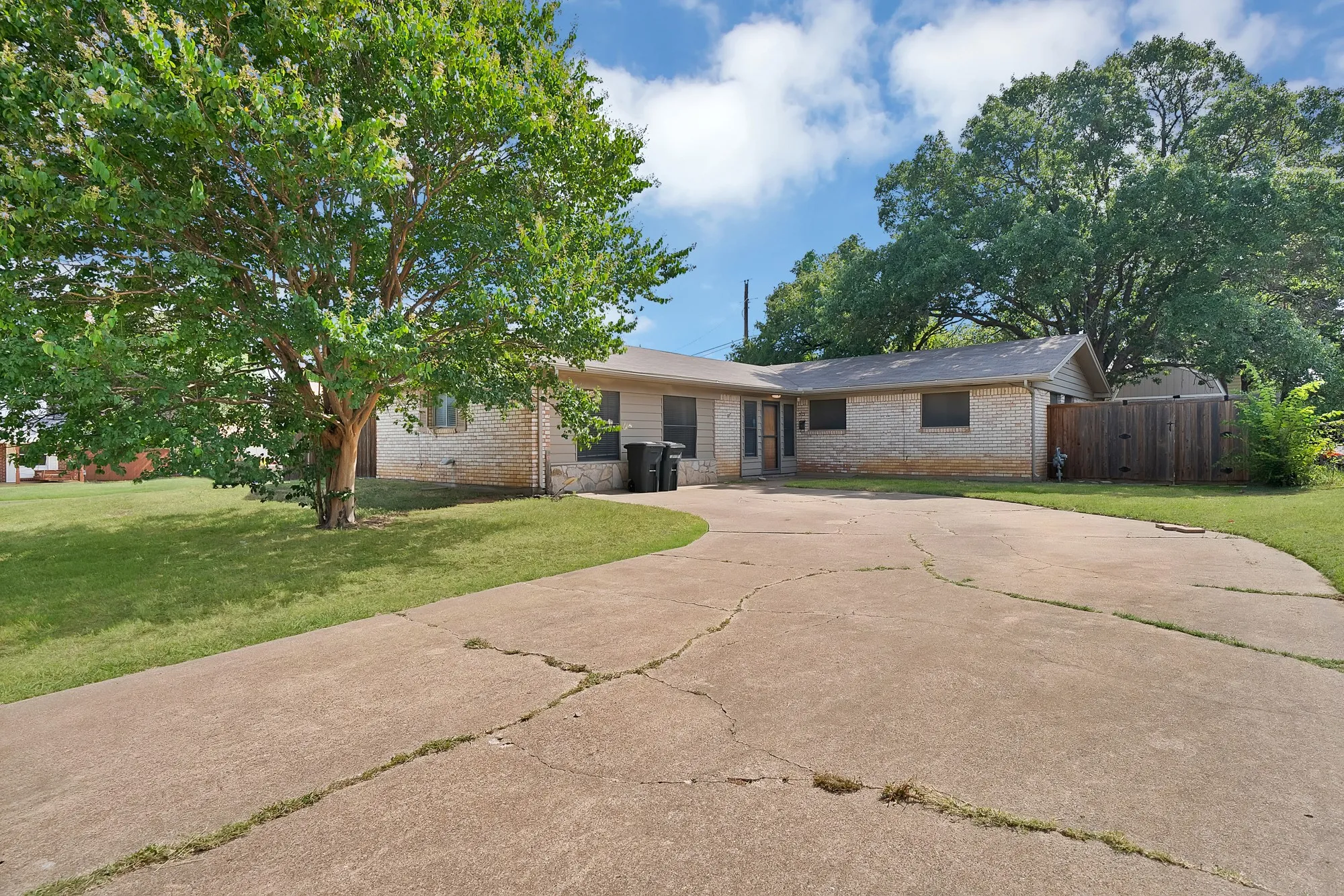 Single Family Residence For Sale in Tarrant County , 509 Henslee Drive, Euless, Texas 76040, 4 Bedroom, 2 Bathroom, Garage spaces, 1,810 Sqft, built in 1961, mls#21345132, Real Estate Agent in Euless, Homes For Sale in Tarrant county, Homes For Sale in Euless, Realtor in Euless Texas, Real Estate Brokerage Independent Realty Texas, Luminita Cordes Realtor
