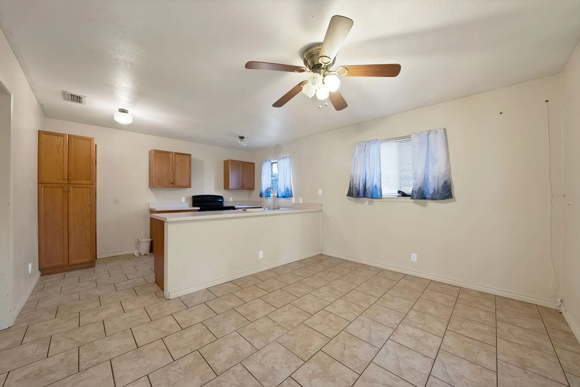 Single Family Residence For Sale in Tarrant County , 509 Henslee Drive, Euless, Texas 76040, 4 Bedroom, 2 Bathroom, Garage spaces, 1,810 Sqft, built in 1961, mls#21345132, Real Estate Agent in Euless, Homes For Sale in Tarrant county, Homes For Sale in Euless, Realtor in Euless Texas, Real Estate Brokerage Independent Realty Texas, Luminita Cordes Realtor