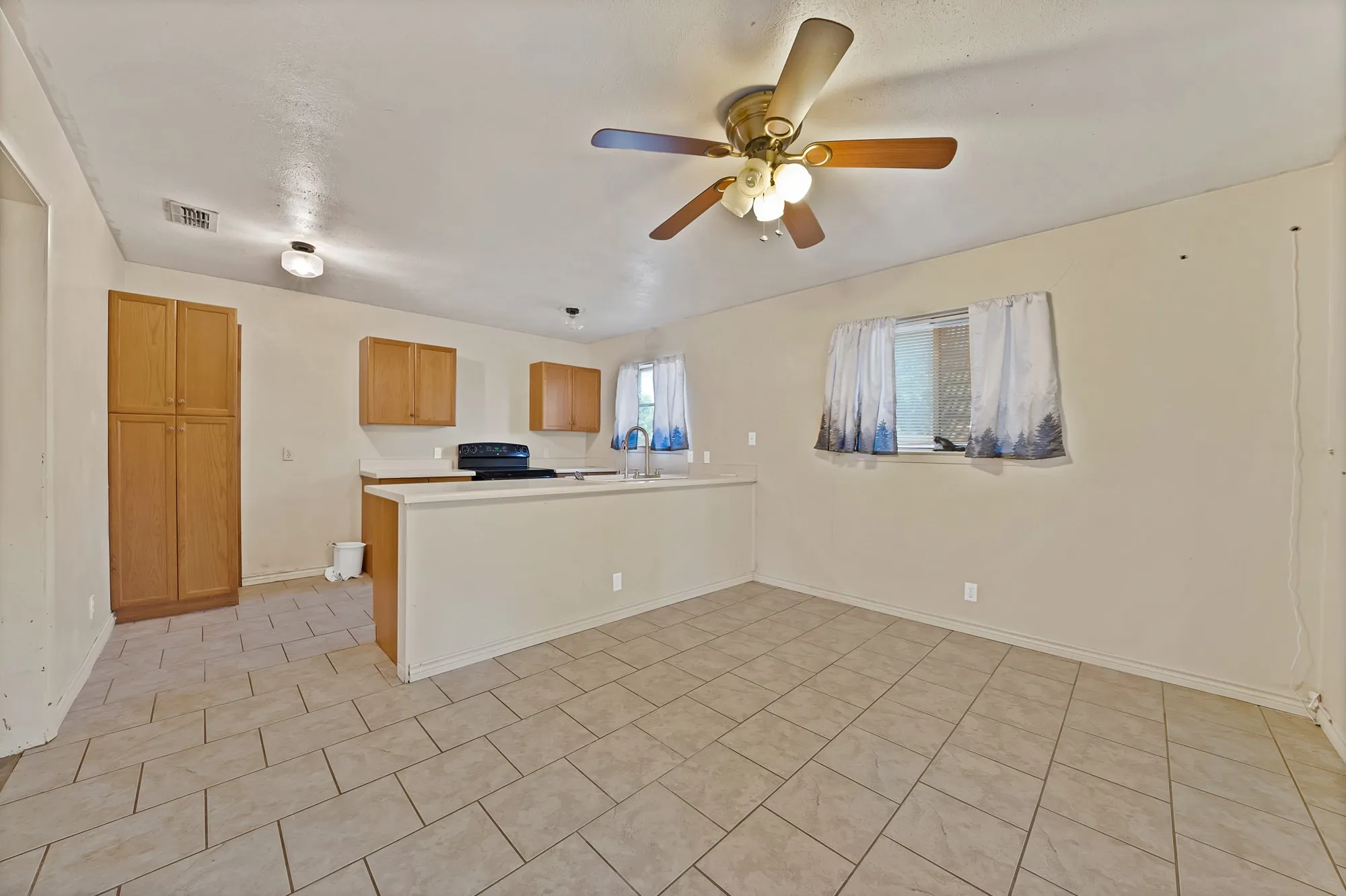 Single Family Residence For Sale in Tarrant County , 509 Henslee Drive, Euless, Texas 76040, 4 Bedroom, 2 Bathroom, Garage spaces, 1,810 Sqft, built in 1961, mls#21345132, Real Estate Agent in Euless, Homes For Sale in Tarrant county, Homes For Sale in Euless, Realtor in Euless Texas, Real Estate Brokerage Independent Realty Texas, Luminita Cordes Realtor