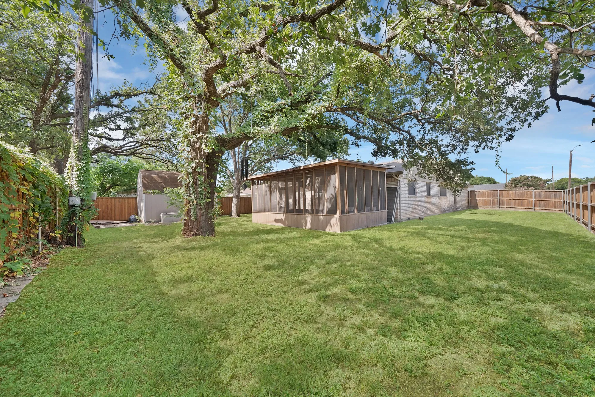 Single Family Residence For Sale in Tarrant County , 509 Henslee Drive, Euless, Texas 76040, 4 Bedroom, 2 Bathroom, Garage spaces, 1,810 Sqft, built in 1961, mls#21345132, Real Estate Agent in Euless, Homes For Sale in Tarrant county, Homes For Sale in Euless, Realtor in Euless Texas, Real Estate Brokerage Independent Realty Texas, Luminita Cordes Realtor