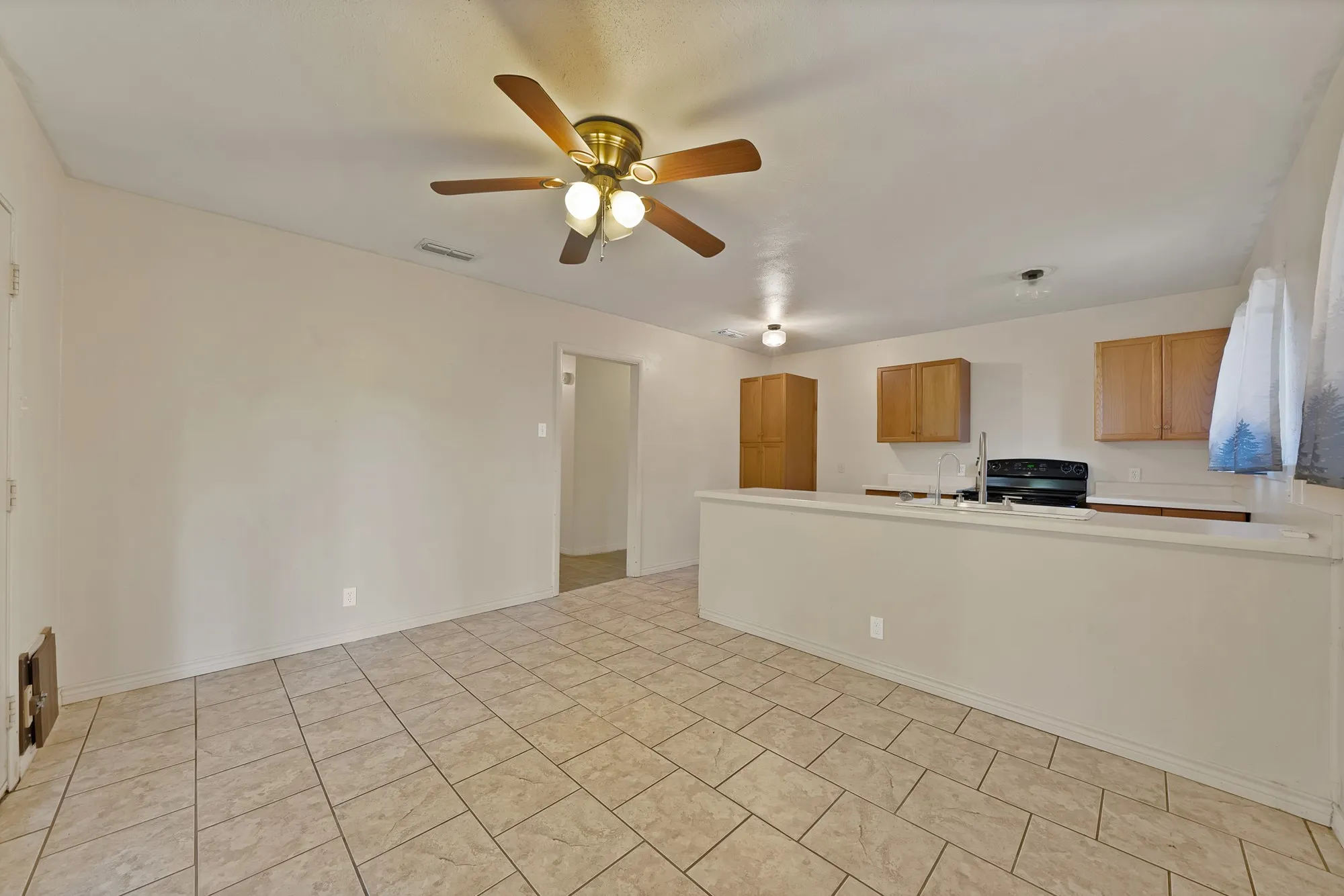 Single Family Residence For Sale in Tarrant County , 509 Henslee Drive, Euless, Texas 76040, 4 Bedroom, 2 Bathroom, Garage spaces, 1,810 Sqft, built in 1961, mls#21345132, Real Estate Agent in Euless, Homes For Sale in Tarrant county, Homes For Sale in Euless, Realtor in Euless Texas, Real Estate Brokerage Independent Realty Texas, Luminita Cordes Realtor