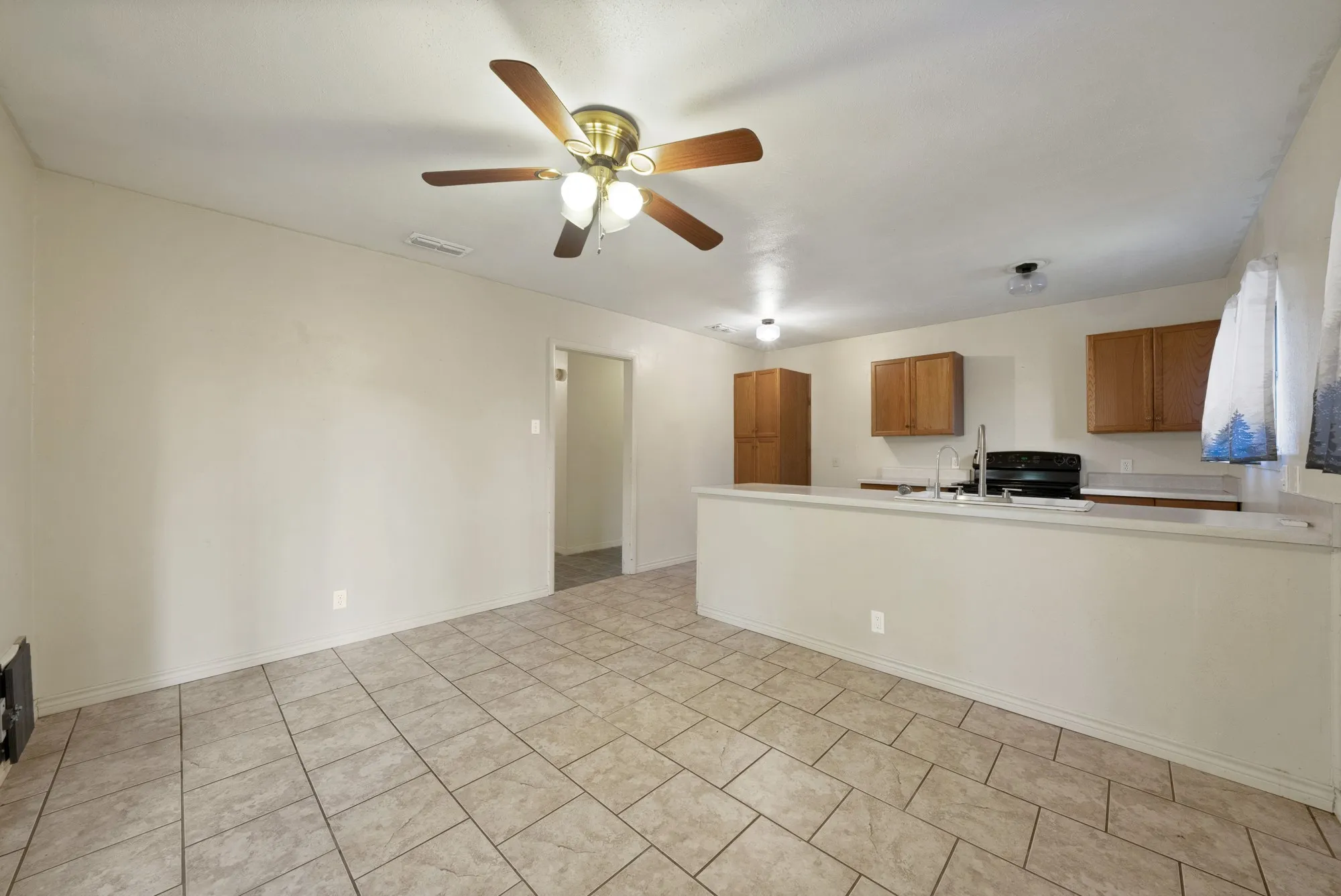Single Family Residence For Sale in Tarrant County , 509 Henslee Drive, Euless, Texas 76040, 4 Bedroom, 2 Bathroom, Garage spaces, 1,810 Sqft, built in 1961, mls#21345132, Real Estate Agent in Euless, Homes For Sale in Tarrant county, Homes For Sale in Euless, Realtor in Euless Texas, Real Estate Brokerage Independent Realty Texas, Luminita Cordes Realtor