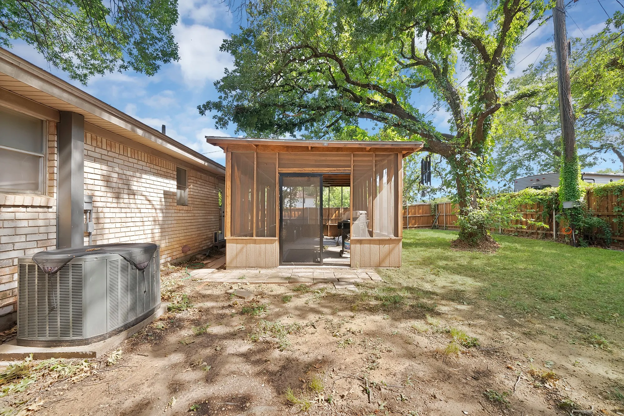 Single Family Residence For Sale in Tarrant County , 509 Henslee Drive, Euless, Texas 76040, 4 Bedroom, 2 Bathroom, Garage spaces, 1,810 Sqft, built in 1961, mls#21345132, Real Estate Agent in Euless, Homes For Sale in Tarrant county, Homes For Sale in Euless, Realtor in Euless Texas, Real Estate Brokerage Independent Realty Texas, Luminita Cordes Realtor