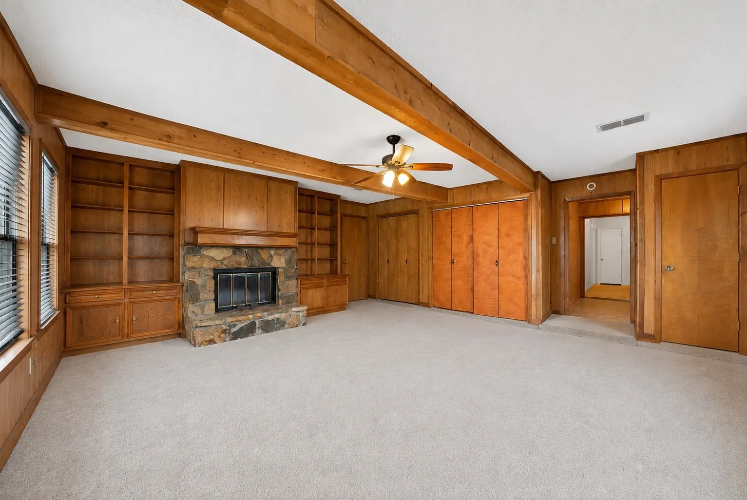 Single Family Residence For Sale in Tarrant County , 509 Henslee Drive, Euless, Texas 76040, 4 Bedroom, 2 Bathroom, Garage spaces, 1,810 Sqft, built in 1961, mls#21345132, Real Estate Agent in Euless, Homes For Sale in Tarrant county, Homes For Sale in Euless, Realtor in Euless Texas, Real Estate Brokerage Independent Realty Texas, Luminita Cordes Realtor