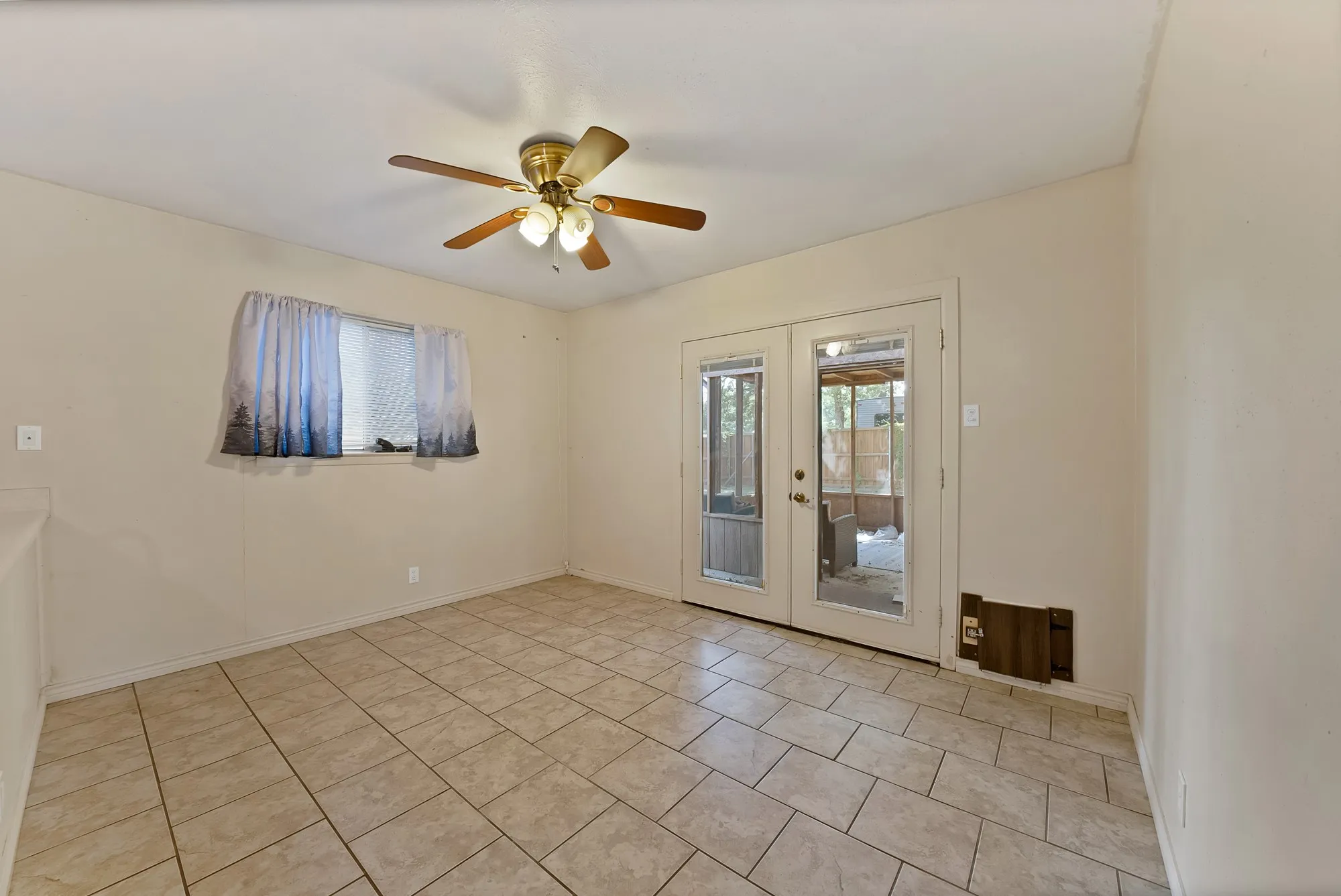 Single Family Residence For Sale in Tarrant County , 509 Henslee Drive, Euless, Texas 76040, 4 Bedroom, 2 Bathroom, Garage spaces, 1,810 Sqft, built in 1961, mls#21345132, Real Estate Agent in Euless, Homes For Sale in Tarrant county, Homes For Sale in Euless, Realtor in Euless Texas, Real Estate Brokerage Independent Realty Texas, Luminita Cordes Realtor
