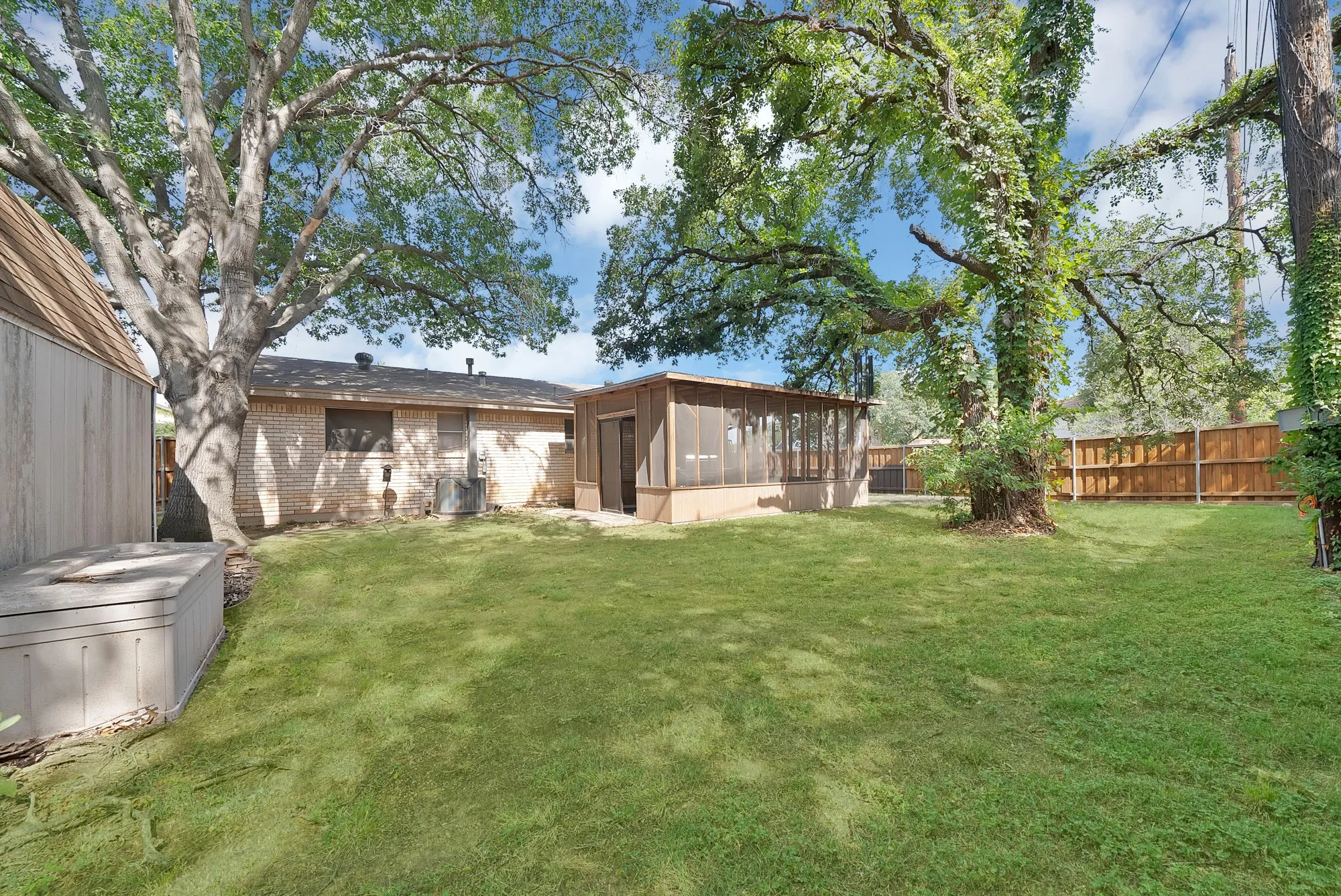 Single Family Residence For Sale in Tarrant County , 509 Henslee Drive, Euless, Texas 76040, 4 Bedroom, 2 Bathroom, Garage spaces, 1,810 Sqft, built in 1961, mls#21345132, Real Estate Agent in Euless, Homes For Sale in Tarrant county, Homes For Sale in Euless, Realtor in Euless Texas, Real Estate Brokerage Independent Realty Texas, Luminita Cordes Realtor