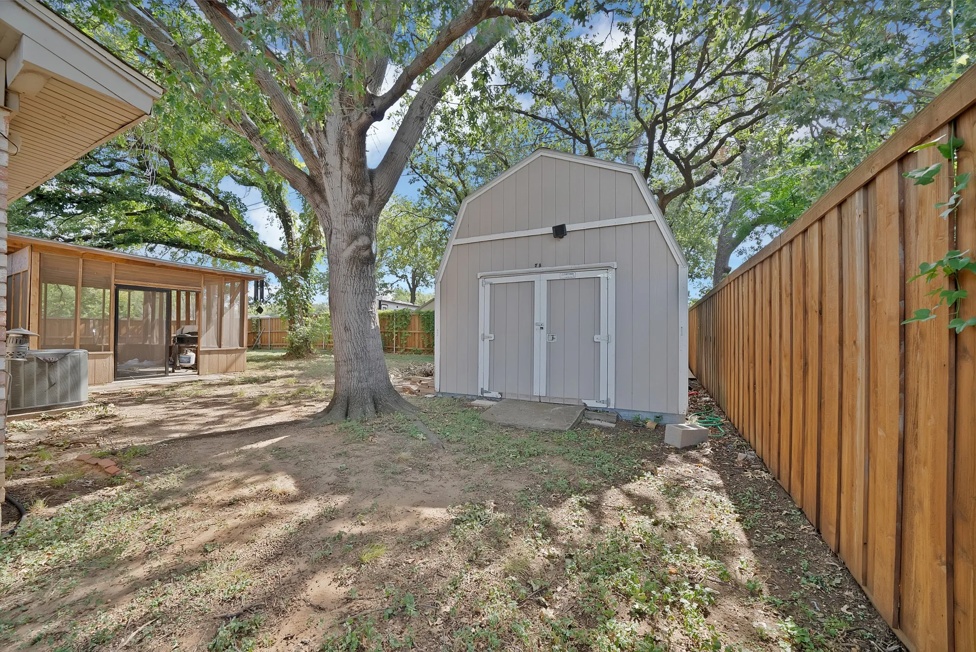 Single Family Residence For Sale in Tarrant County , 509 Henslee Drive, Euless, Texas 76040, 4 Bedroom, 2 Bathroom, Garage spaces, 1,810 Sqft, built in 1961, mls#21345132, Real Estate Agent in Euless, Homes For Sale in Tarrant county, Homes For Sale in Euless, Realtor in Euless Texas, Real Estate Brokerage Independent Realty Texas, Luminita Cordes Realtor