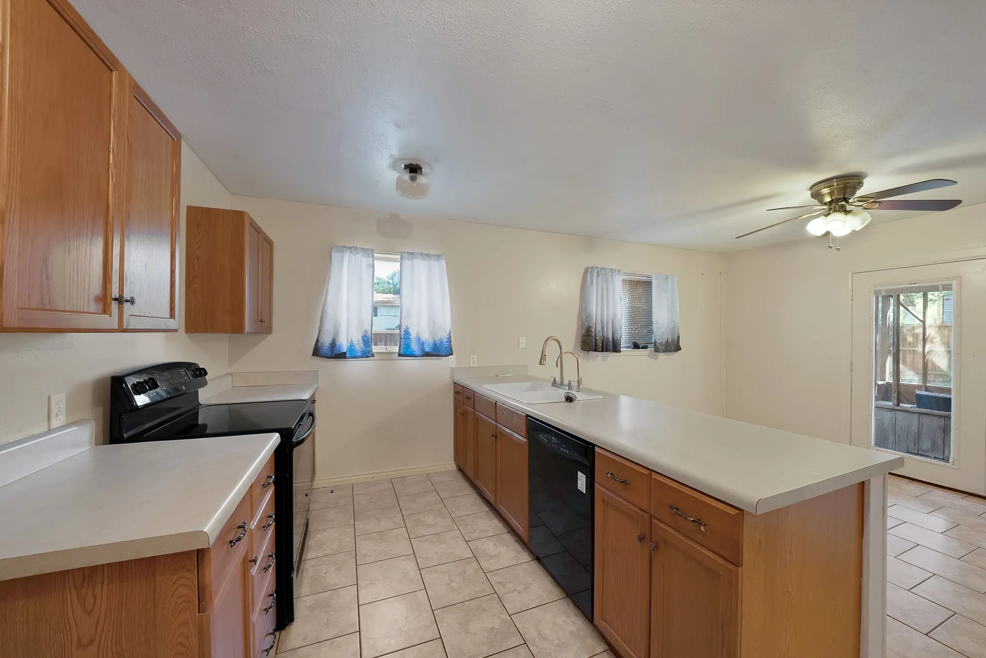 Single Family Residence For Sale in Tarrant County , 509 Henslee Drive, Euless, Texas 76040, 4 Bedroom, 2 Bathroom, Garage spaces, 1,810 Sqft, built in 1961, mls#21345132, Real Estate Agent in Euless, Homes For Sale in Tarrant county, Homes For Sale in Euless, Realtor in Euless Texas, Real Estate Brokerage Independent Realty Texas, Luminita Cordes Realtor