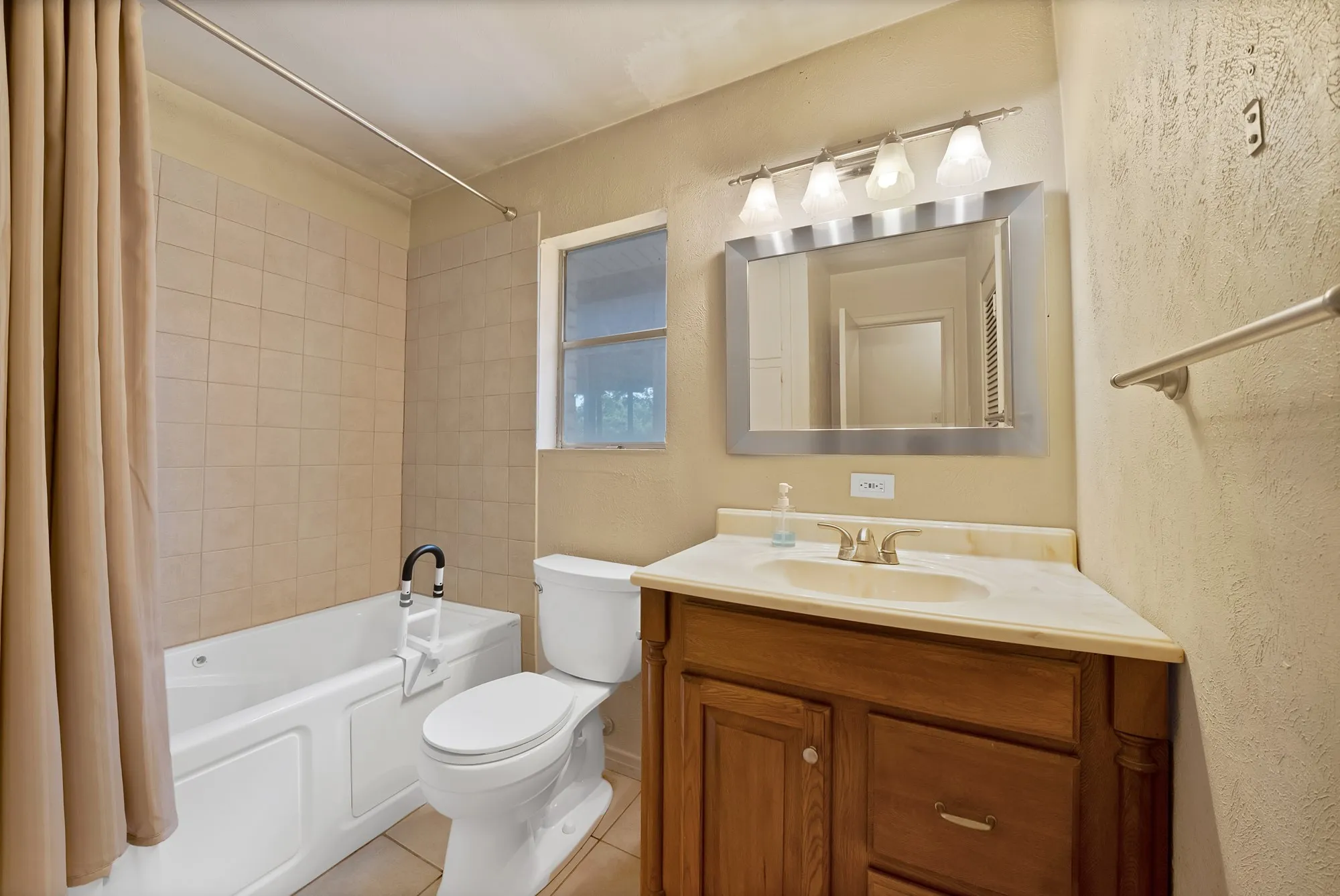 Single Family Residence For Sale in Tarrant County , 509 Henslee Drive, Euless, Texas 76040, 4 Bedroom, 2 Bathroom, Garage spaces, 1,810 Sqft, built in 1961, mls#21345132, Real Estate Agent in Euless, Homes For Sale in Tarrant county, Homes For Sale in Euless, Realtor in Euless Texas, Real Estate Brokerage Independent Realty Texas, Luminita Cordes Realtor