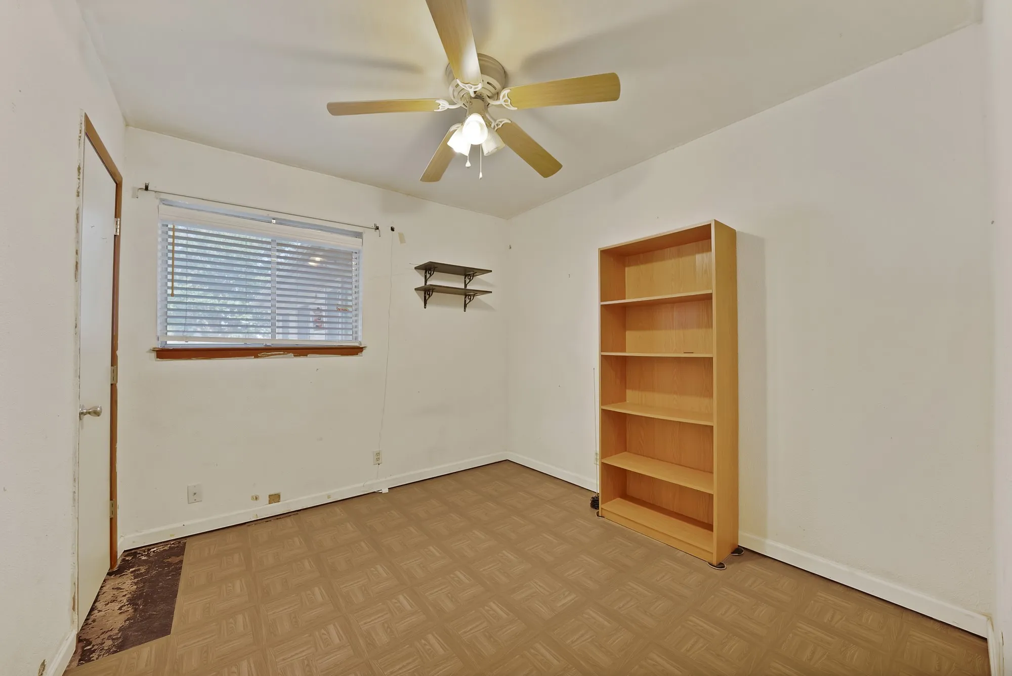 Single Family Residence For Sale in Tarrant County , 509 Henslee Drive, Euless, Texas 76040, 4 Bedroom, 2 Bathroom, Garage spaces, 1,810 Sqft, built in 1961, mls#21345132, Real Estate Agent in Euless, Homes For Sale in Tarrant county, Homes For Sale in Euless, Realtor in Euless Texas, Real Estate Brokerage Independent Realty Texas, Luminita Cordes Realtor