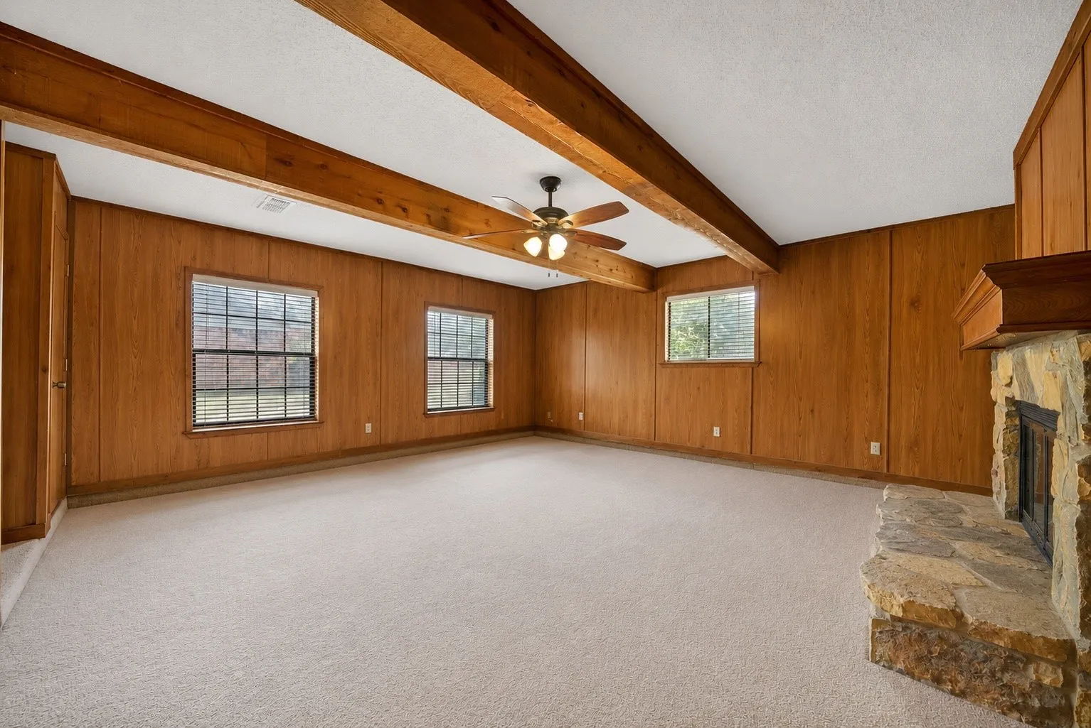 Single Family Residence For Sale in Tarrant County , 509 Henslee Drive, Euless, Texas 76040, 4 Bedroom, 2 Bathroom, Garage spaces, 1,810 Sqft, built in 1961, mls#21345132, Real Estate Agent in Euless, Homes For Sale in Tarrant county, Homes For Sale in Euless, Realtor in Euless Texas, Real Estate Brokerage Independent Realty Texas, Luminita Cordes Realtor