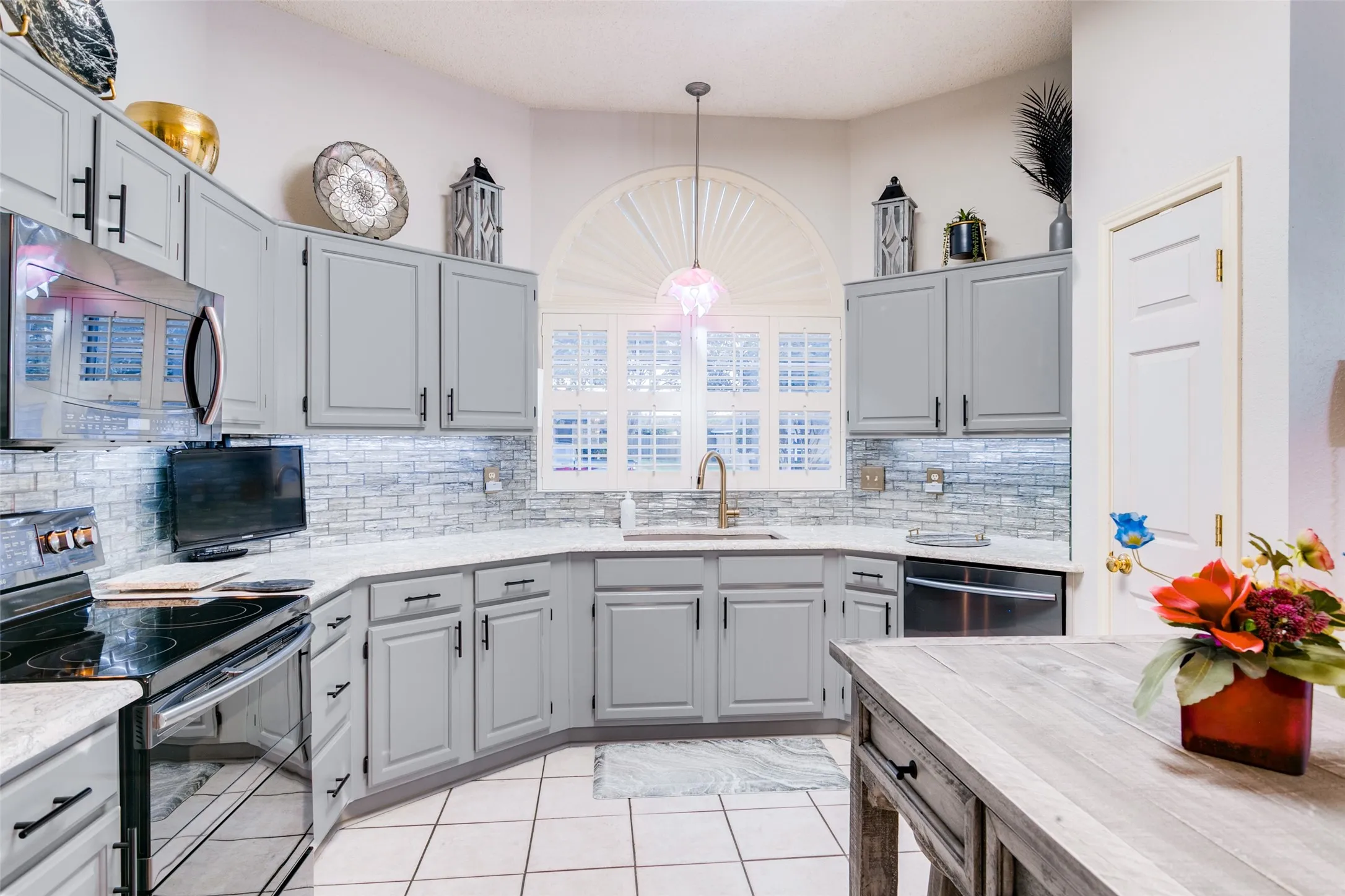 Single Family Residence For Sale in Denton County , 521 Millican Drive, Lewisville, Texas 75057, 3 Bedroom, 2 Bathroom, 2 Garage spaces, 1,750 Sqft, built in 1986, mls#21343546, Real Estate Agent in Lewisville, Homes For Sale in Denton county, Homes For Sale in Lewisville, Realtor in Lewisville Texas, Real Estate Brokerage Independent Realty Texas, Luminita Cordes Realtor