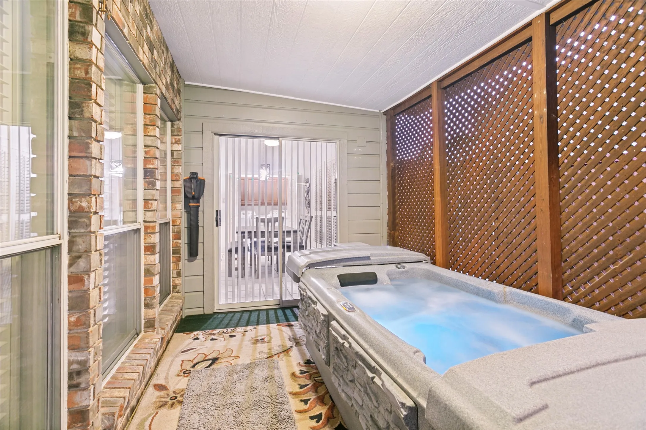 Single Family Residence For Sale in Denton County , 521 Millican Drive, Lewisville, Texas 75057, 3 Bedroom, 2 Bathroom, 2 Garage spaces, 1,750 Sqft, built in 1986, mls#21343546, Real Estate Agent in Lewisville, Homes For Sale in Denton county, Homes For Sale in Lewisville, Realtor in Lewisville Texas, Real Estate Brokerage Independent Realty Texas, Luminita Cordes Realtor