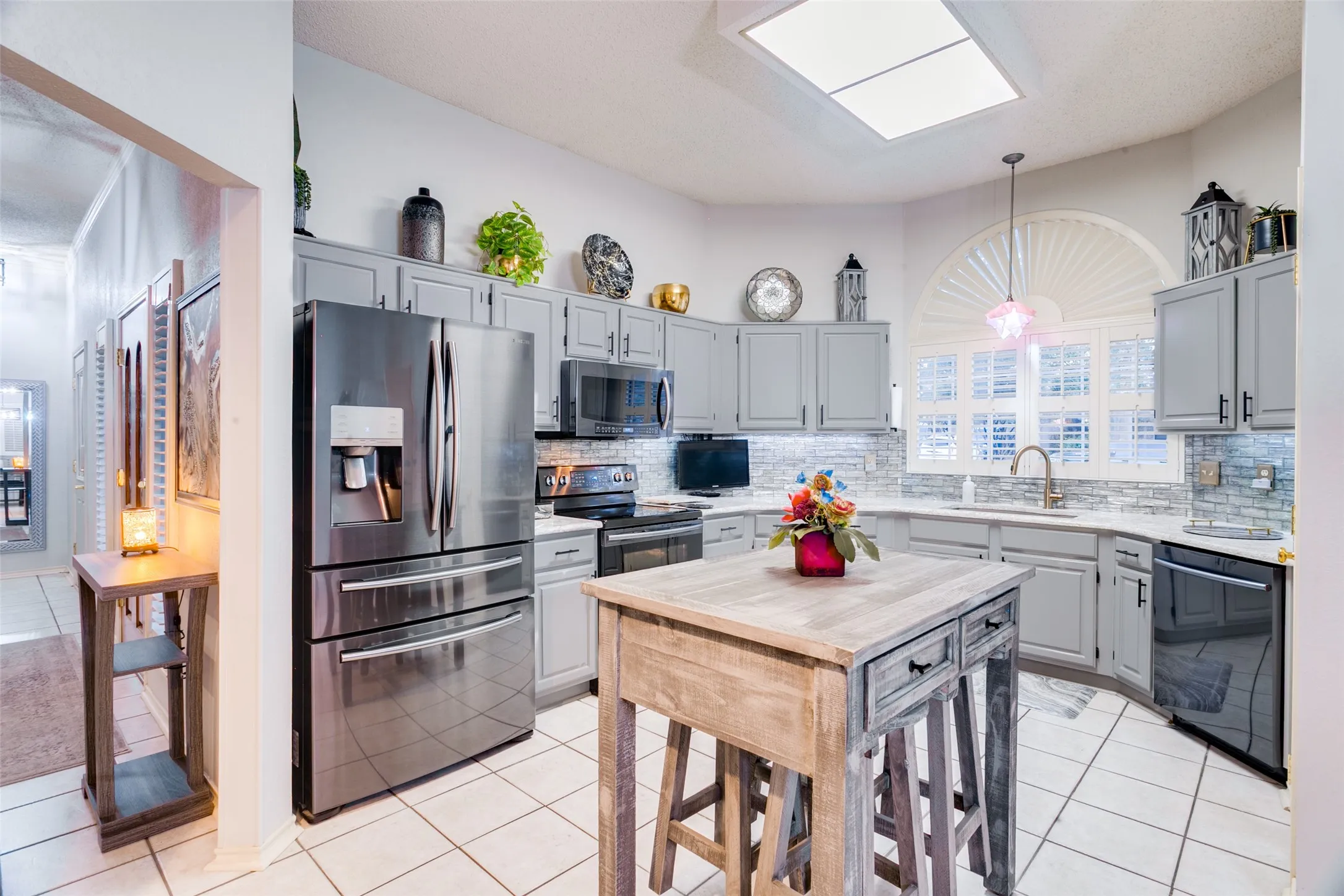 Single Family Residence For Sale in Denton County , 521 Millican Drive, Lewisville, Texas 75057, 3 Bedroom, 2 Bathroom, 2 Garage spaces, 1,750 Sqft, built in 1986, mls#21343546, Real Estate Agent in Lewisville, Homes For Sale in Denton county, Homes For Sale in Lewisville, Realtor in Lewisville Texas, Real Estate Brokerage Independent Realty Texas, Luminita Cordes Realtor