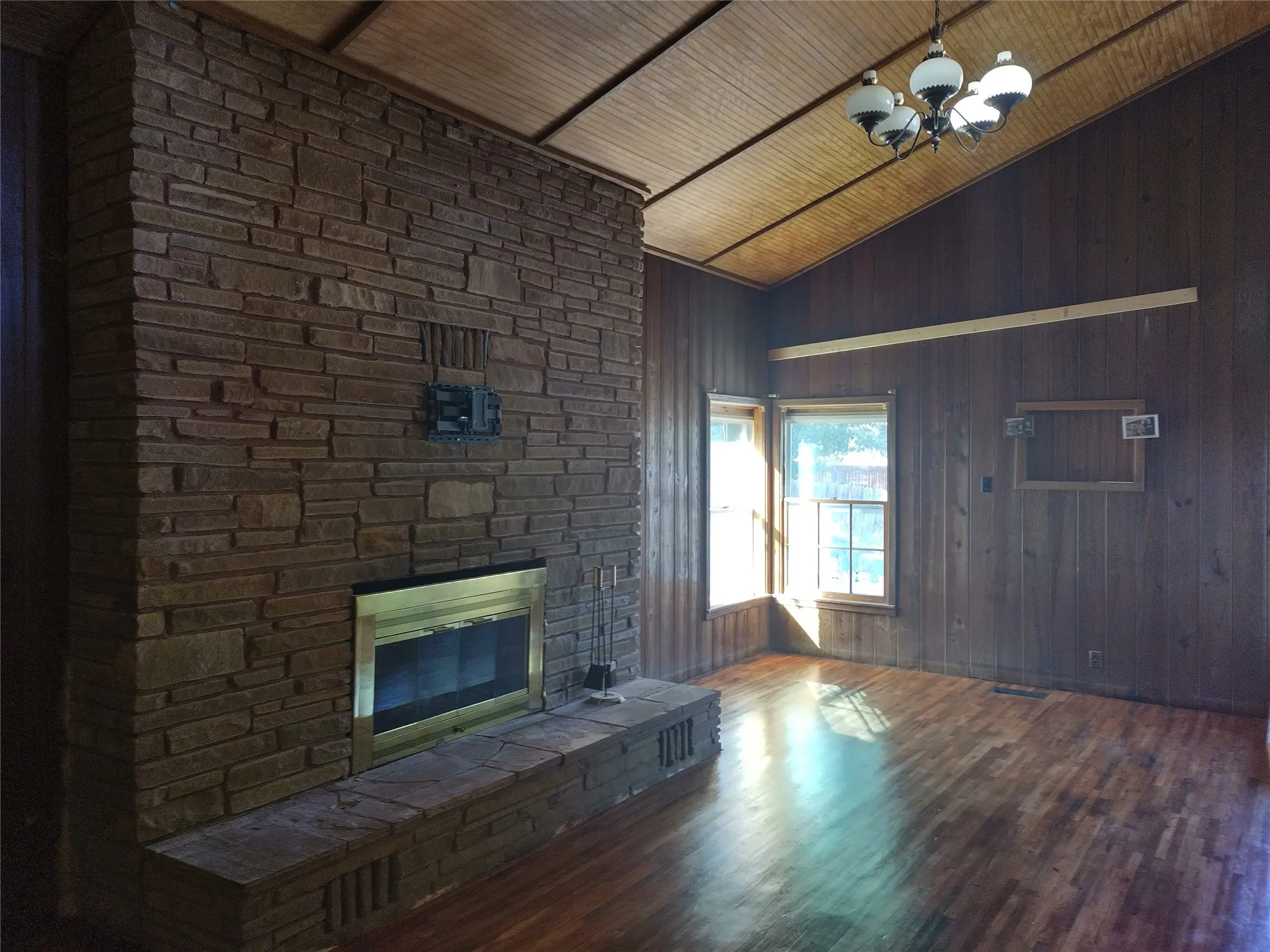 Single Family Residence For Sale in Johnson County , 202 SW Cindy Lane, Burleson, Texas 76028, 5 Bedrooms, 4 Bathrooms, 2 Garage spaces, 2,743 Sqft, built in 1963, Price $369,000, mls#21345693, Real Estate Agent in Burleson, Homes For Sale in Johnson county, Homes For Sale in Burleson, Realtor in Burleson Texas, Real Estate Brokerage Independent Realty Texas, Luminita Cordes Realtor