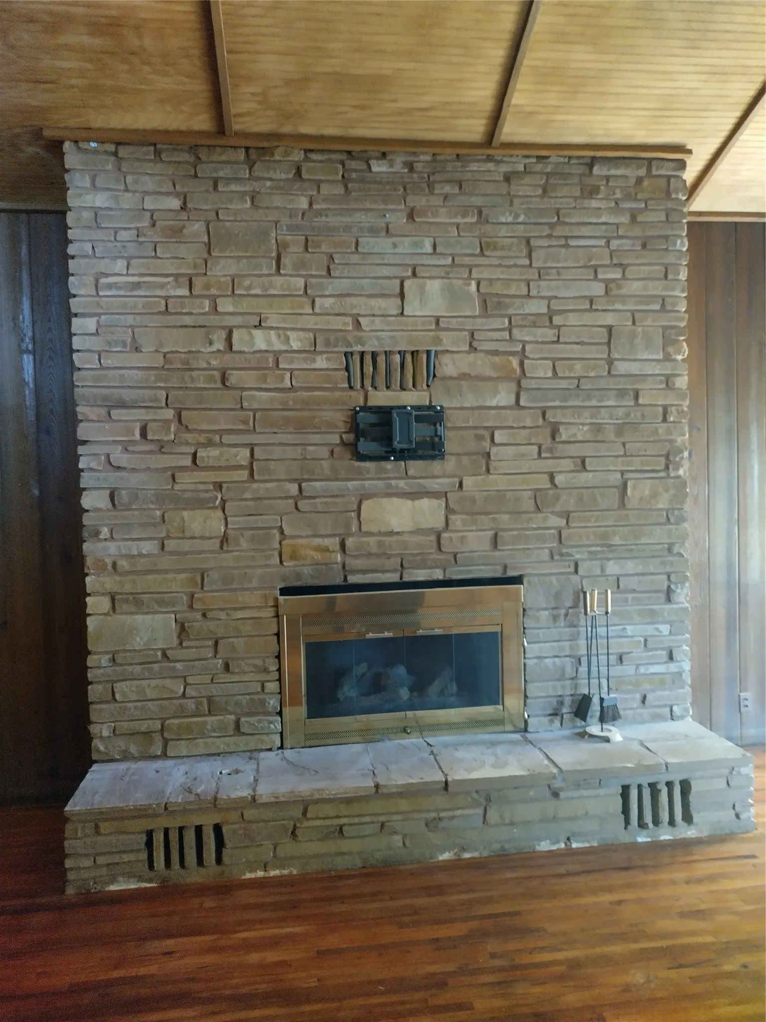 Single Family Residence For Sale in Johnson County , 202 SW Cindy Lane, Burleson, Texas 76028, 5 Bedrooms, 4 Bathrooms, 2 Garage spaces, 2,743 Sqft, built in 1963, Price $369,000, mls#21345693, Real Estate Agent in Burleson, Homes For Sale in Johnson county, Homes For Sale in Burleson, Realtor in Burleson Texas, Real Estate Brokerage Independent Realty Texas, Luminita Cordes Realtor