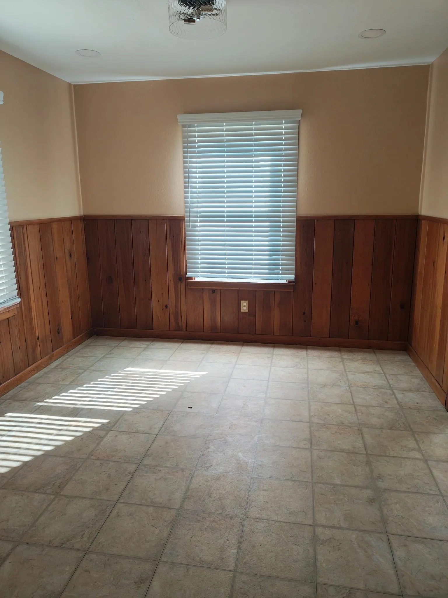 Single Family Residence For Rent in Mc Lennan County , 307 N Playdium Drive, West, Texas 76691, 2 Bedroom, 1 Bathroom, Garage spaces, 952 Sqft, built in 1965, mls#21345934, Real Estate Agent in West, Homes For Rent in Mc Lennan county, Homes For Rent in West, Realtor in West Texas, Real Estate Brokerage Independent Realty Texas, Luminita Cordes Realtor