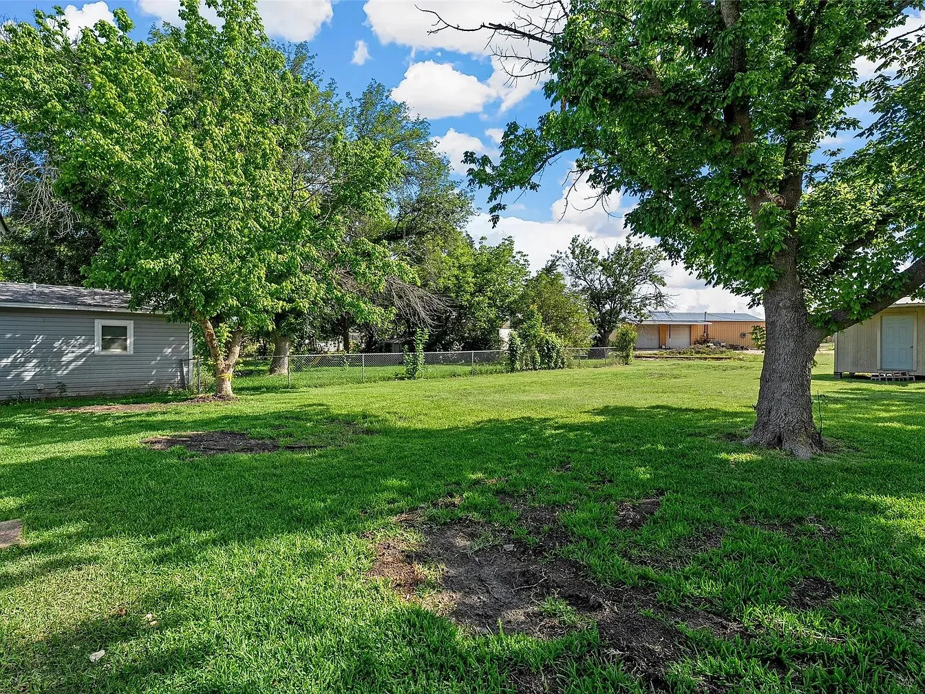 Single Family Residence For Rent in Mc Lennan County , 307 N Playdium Drive, West, Texas 76691, 2 Bedroom, 1 Bathroom, Garage spaces, 952 Sqft, built in 1965, mls#21345934, Real Estate Agent in West, Homes For Rent in Mc Lennan county, Homes For Rent in West, Realtor in West Texas, Real Estate Brokerage Independent Realty Texas, Luminita Cordes Realtor