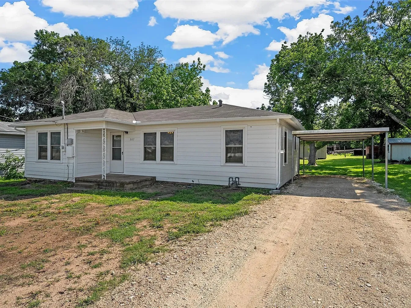 Single Family Residence For Rent in Mc Lennan County , 307 N Playdium Drive, West, Texas 76691, 2 Bedroom, 1 Bathroom, Garage spaces, 952 Sqft, built in 1965, mls#21345934, Real Estate Agent in West, Homes For Rent in Mc Lennan county, Homes For Rent in West, Realtor in West Texas, Real Estate Brokerage Independent Realty Texas, Luminita Cordes Realtor