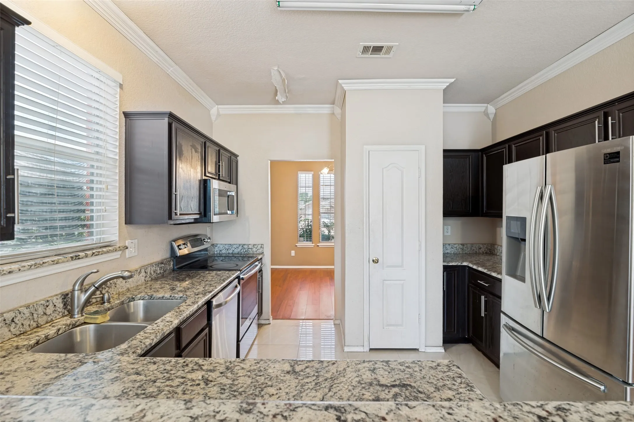 Single Family Residence For Sale in Dallas County , 1212 Rio Bravo Drive, De Soto, Texas 75115, 5 Bedroom, 4 Bathroom, 2 Garage spaces, 2,572 Sqft, built in 2002, mls#21345851, Real Estate Agent in De Soto, Homes For Sale in Dallas county, Homes For Sale in De Soto, Realtor in De Soto Texas, Real Estate Brokerage Independent Realty Texas, Luminita Cordes Realtor